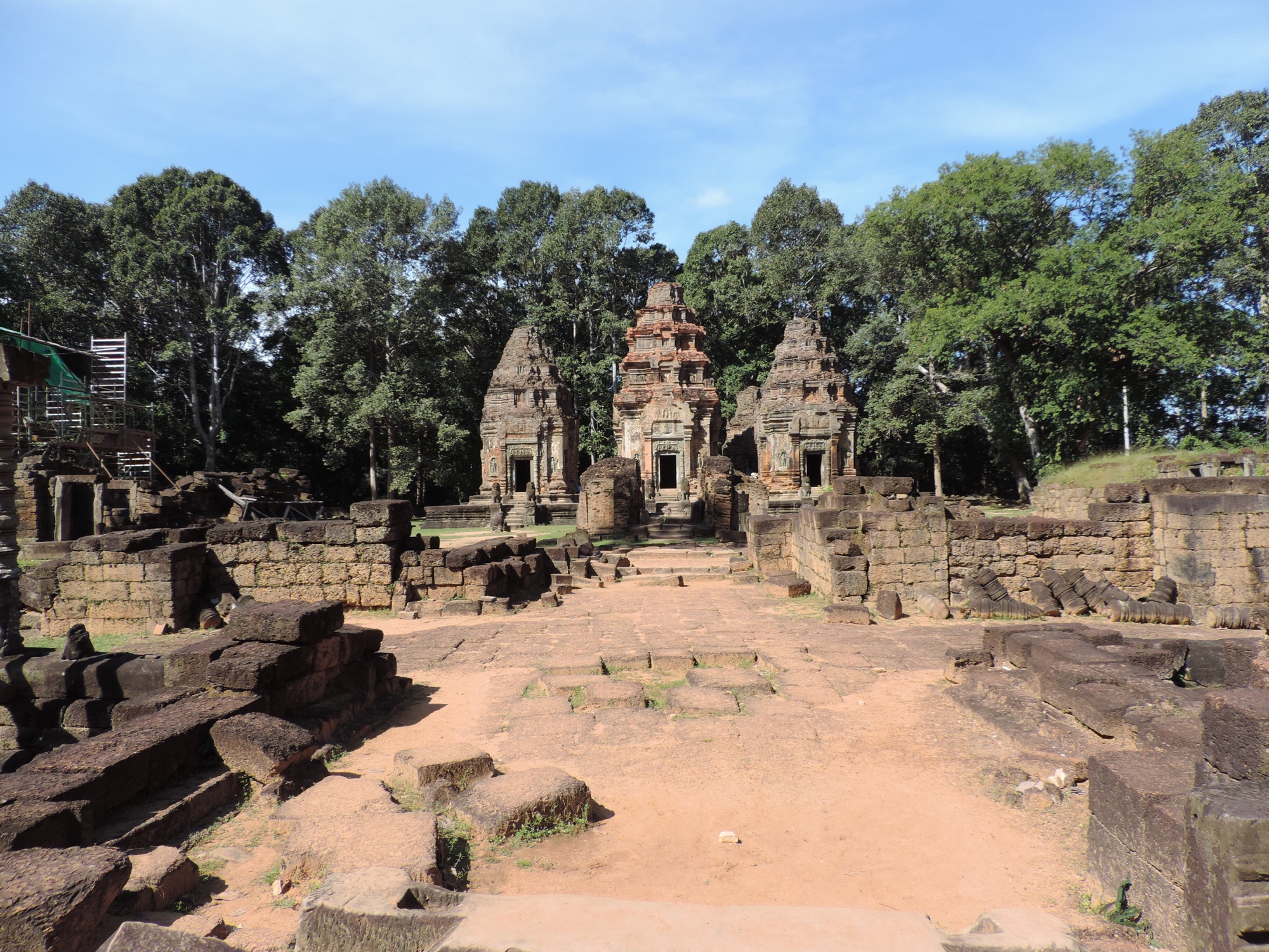 Drie bruinrode torens van Khmer-tempels.