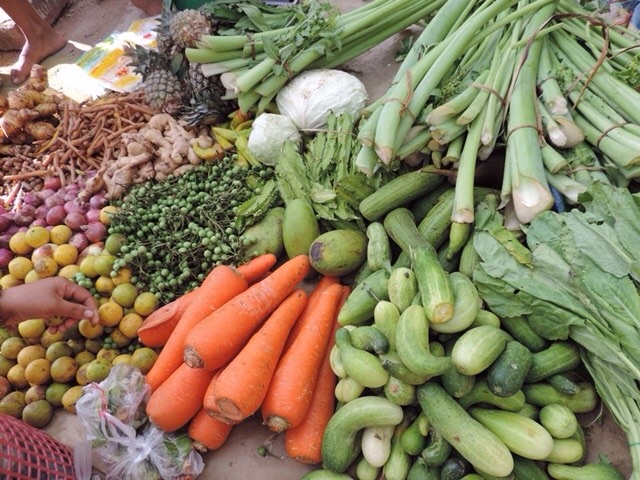 Kleurrijke groenten uitgestald. 
