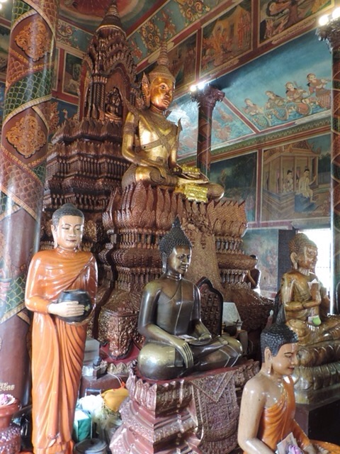 Interieur van Wat Phnom tempel met boeddha beelden.