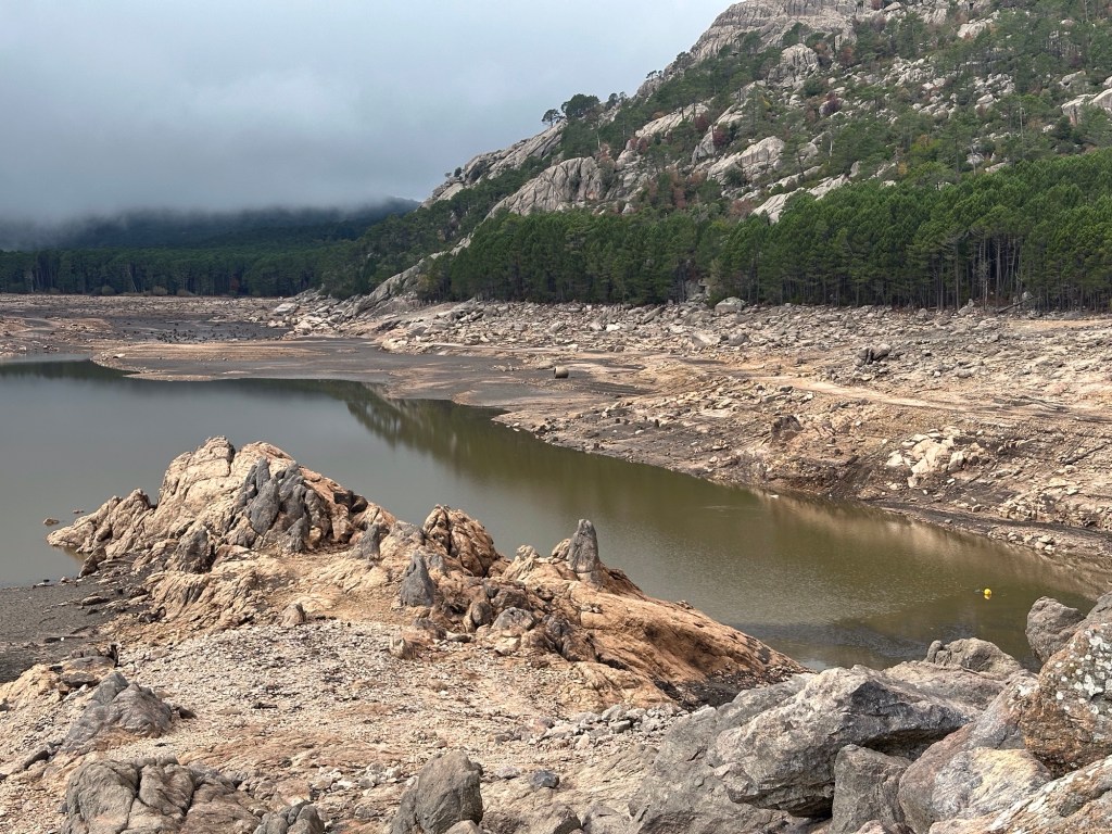 Bergen, rotsen, nog een beetje water aan dam.