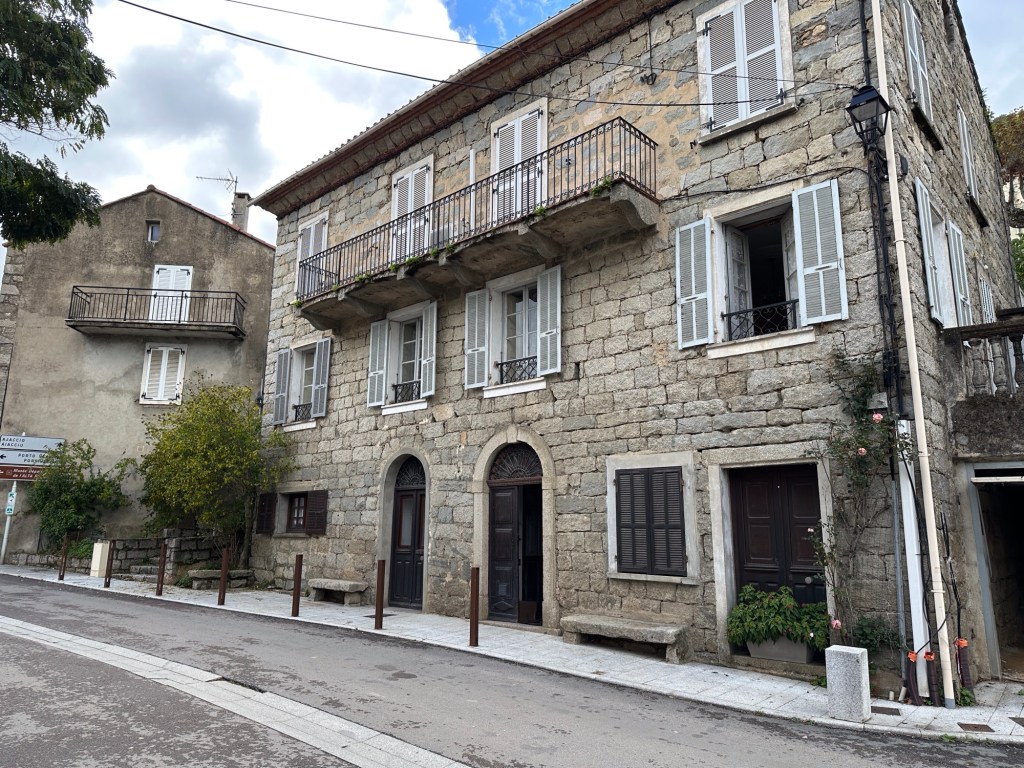 Straat met statig huis in Levie. 