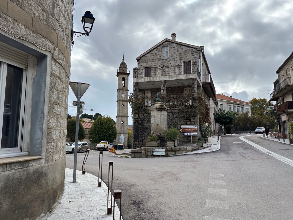 Plein met klokkentoren in Levie. 