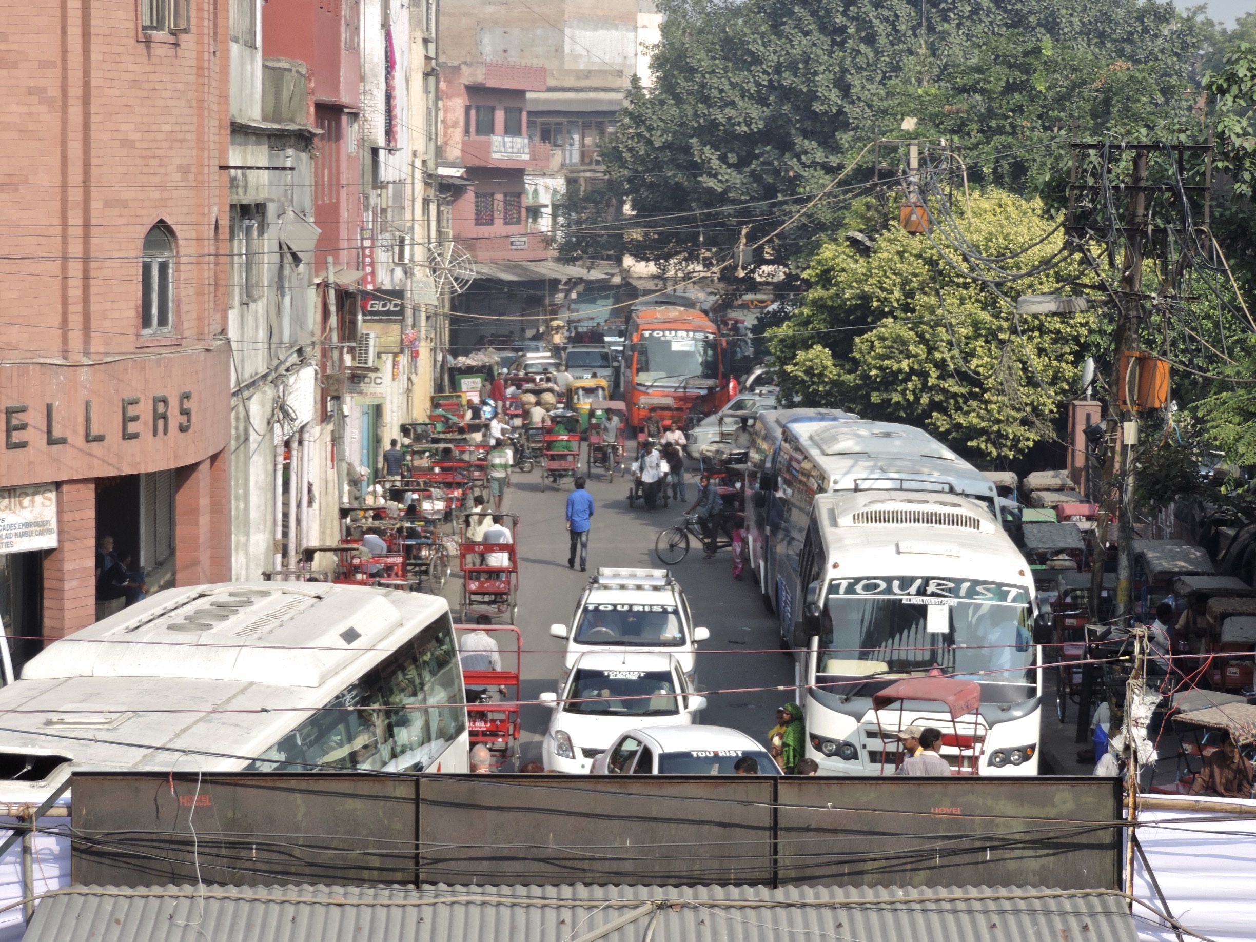 Bovenaanzicht van drukke straat. 