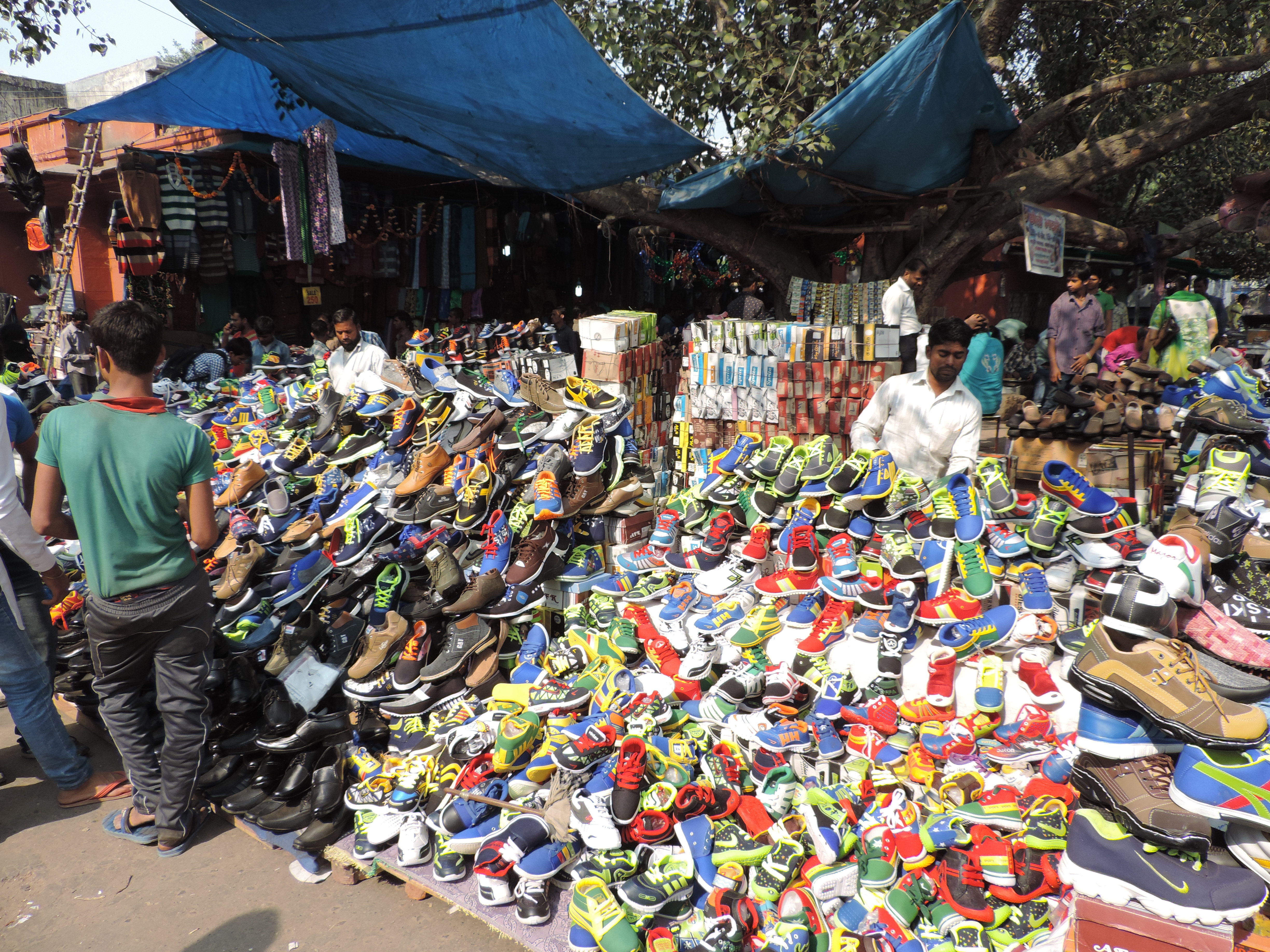 Marktkraam met massa’ schoenen. 