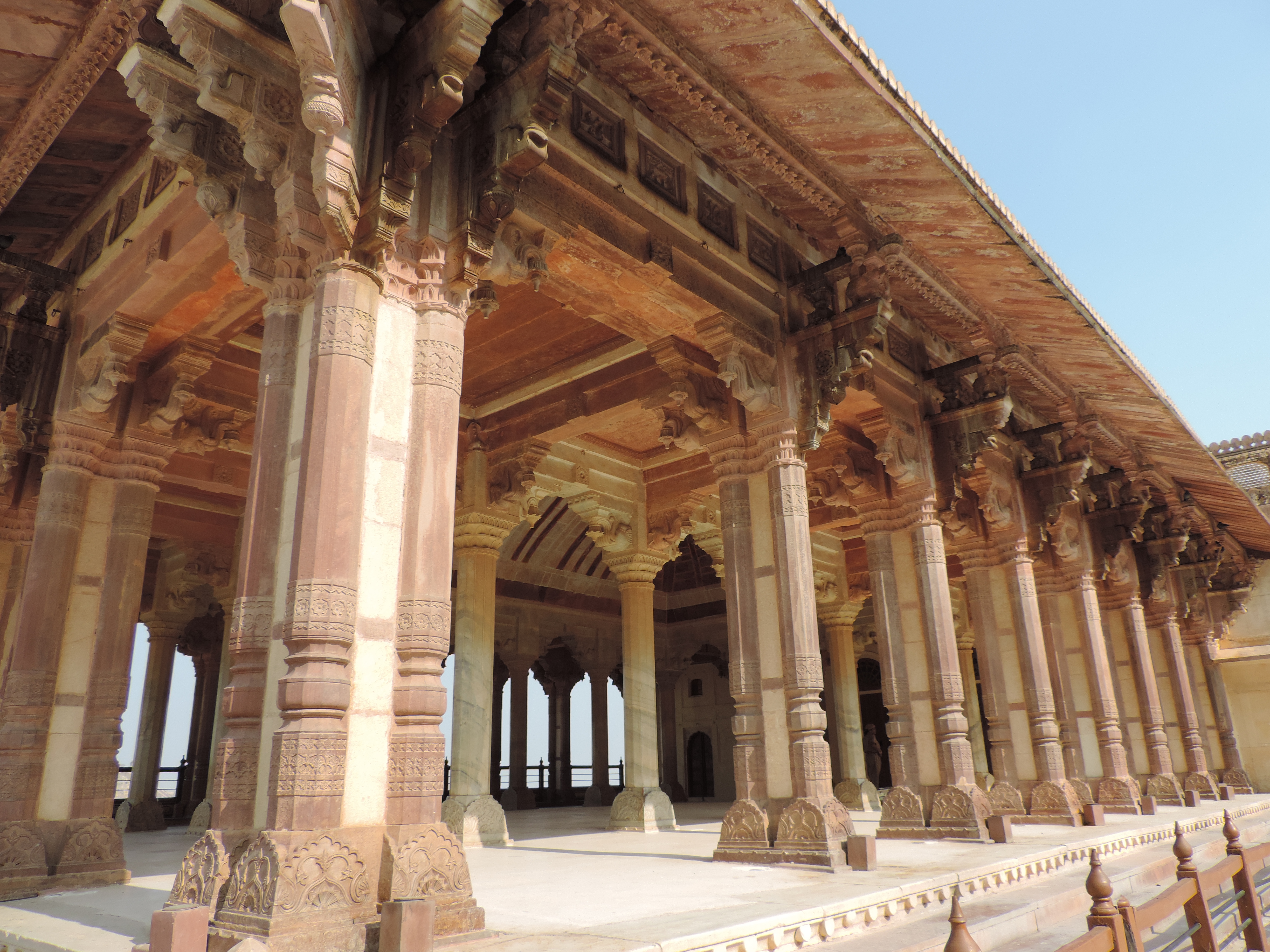 Zuilengalerij van het Amber Fort in Jaipur