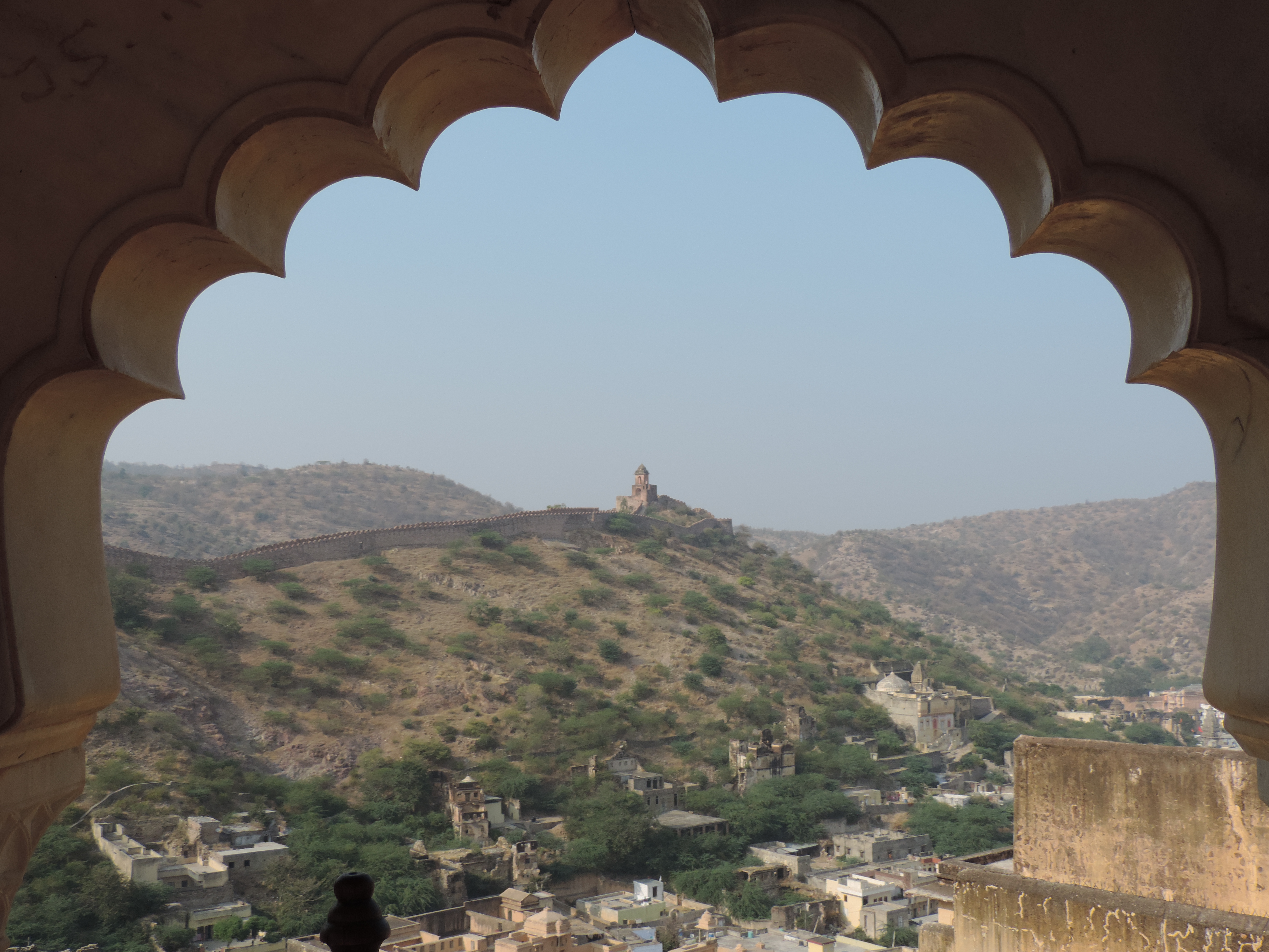 Heuvels met versterkingen op top