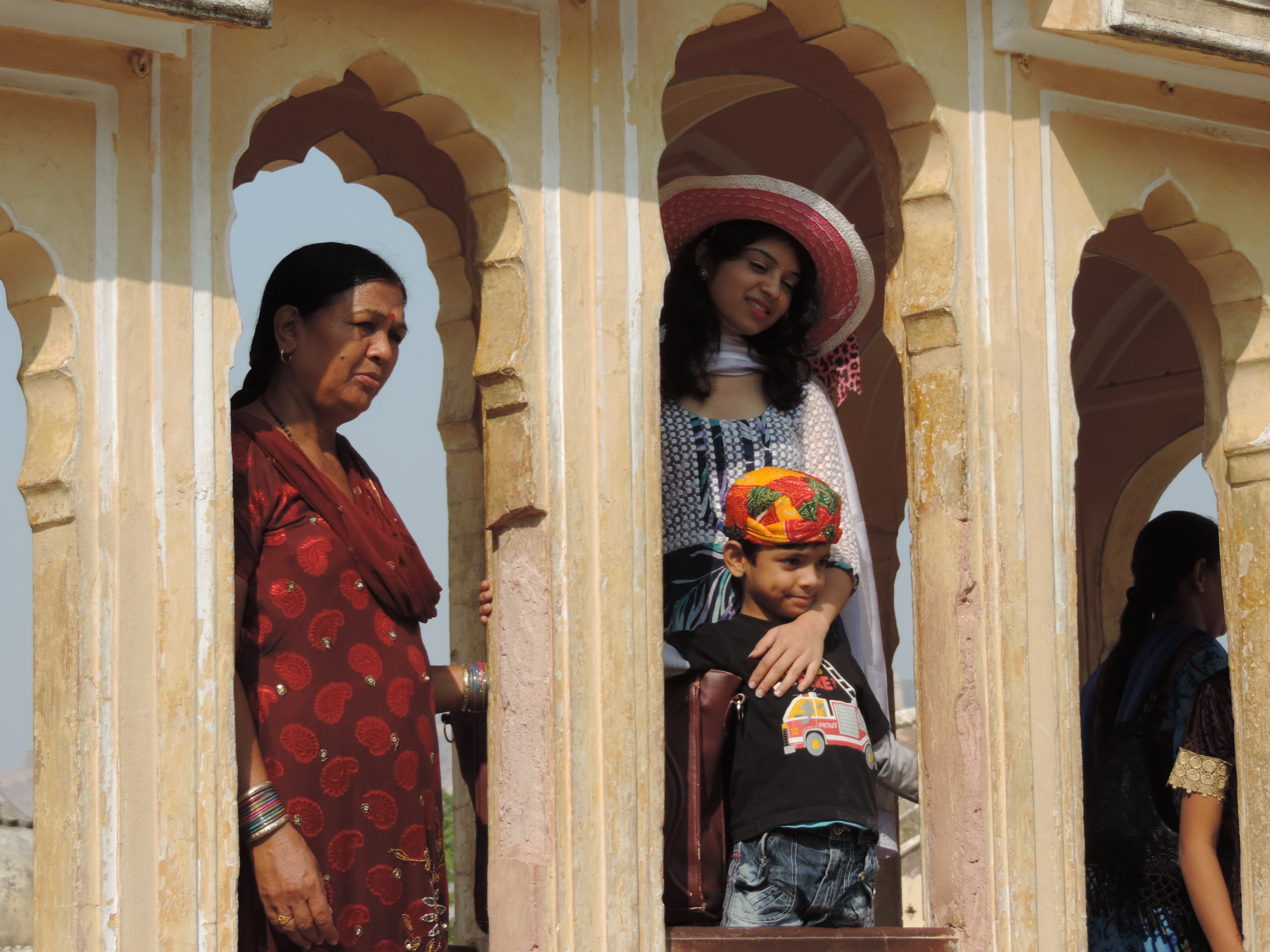 Poserende vrouwen in tempeltje.