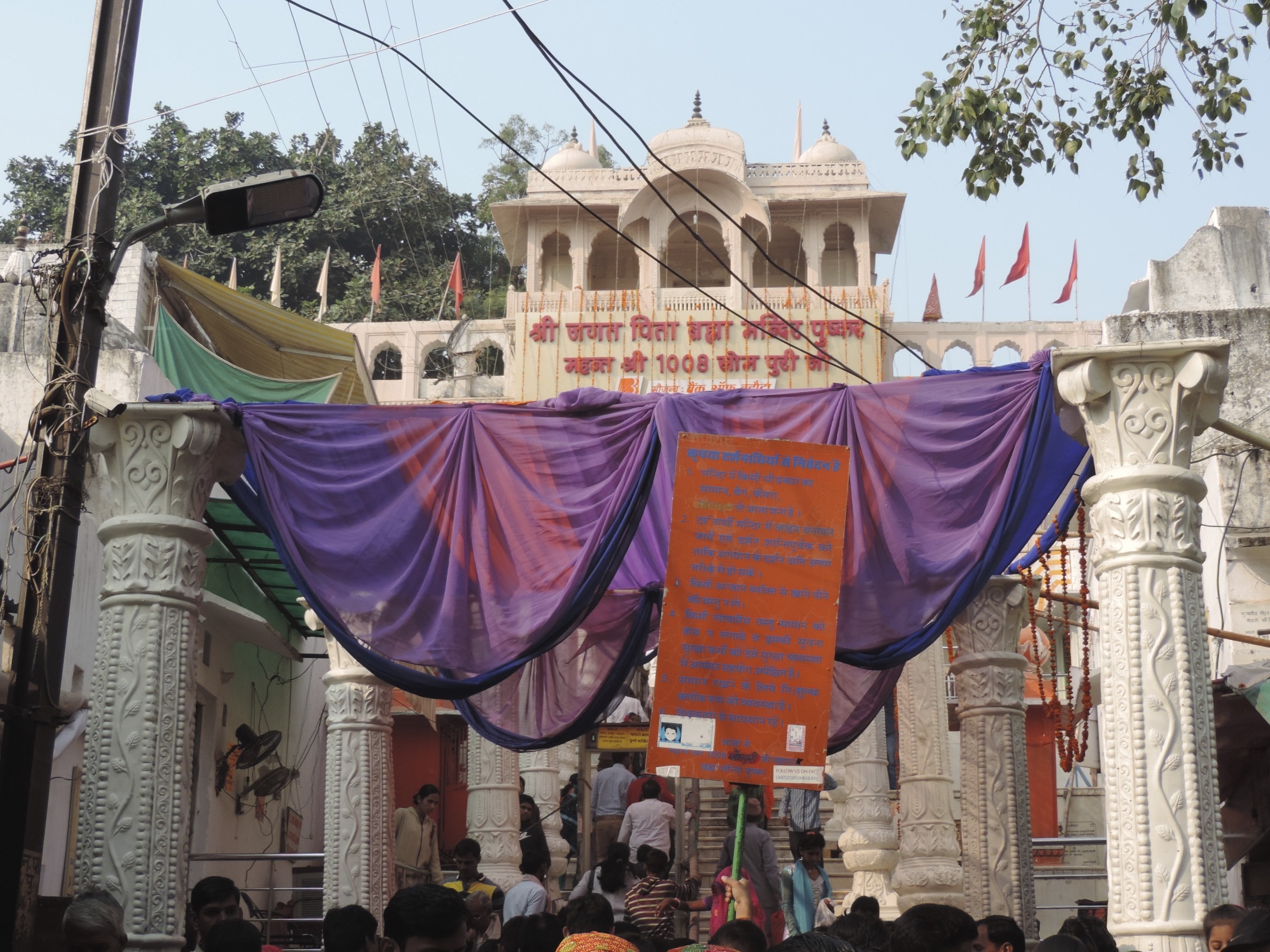 Stratje naar de ingang van De Brahma-tempel in Pushkar.