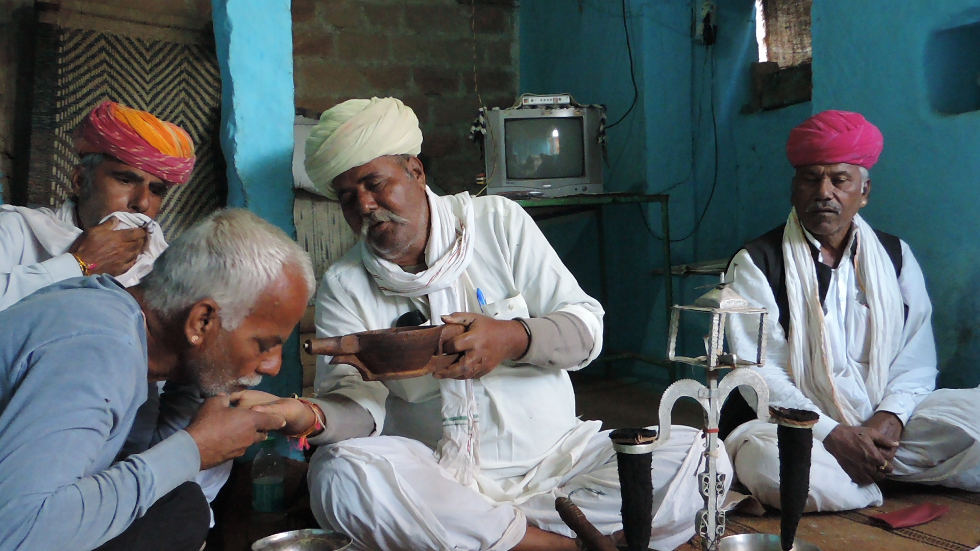 Diremannen met tulbanden bij ceremonie.