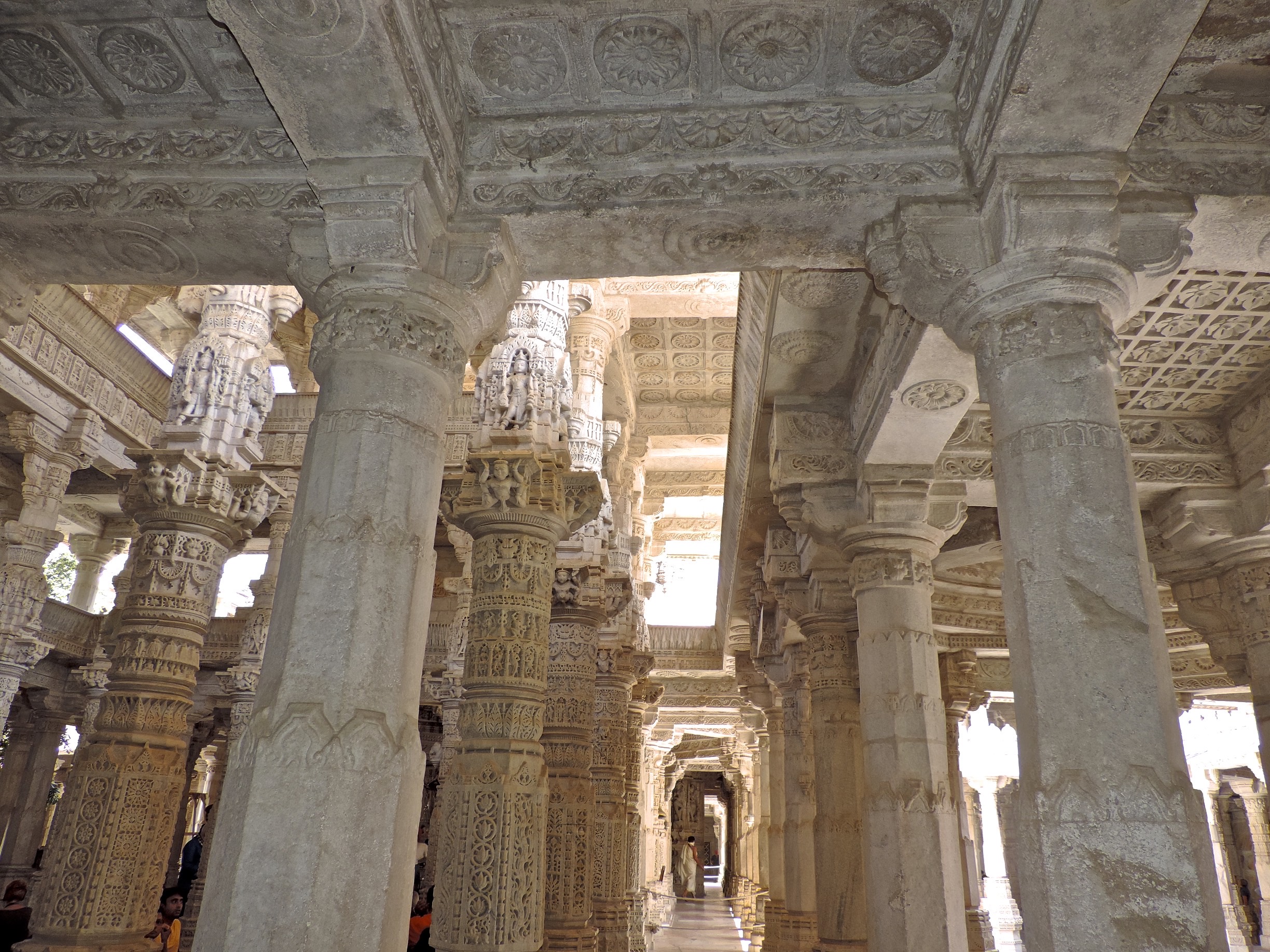 Ranakpur-tempel: binnenaanzicht.