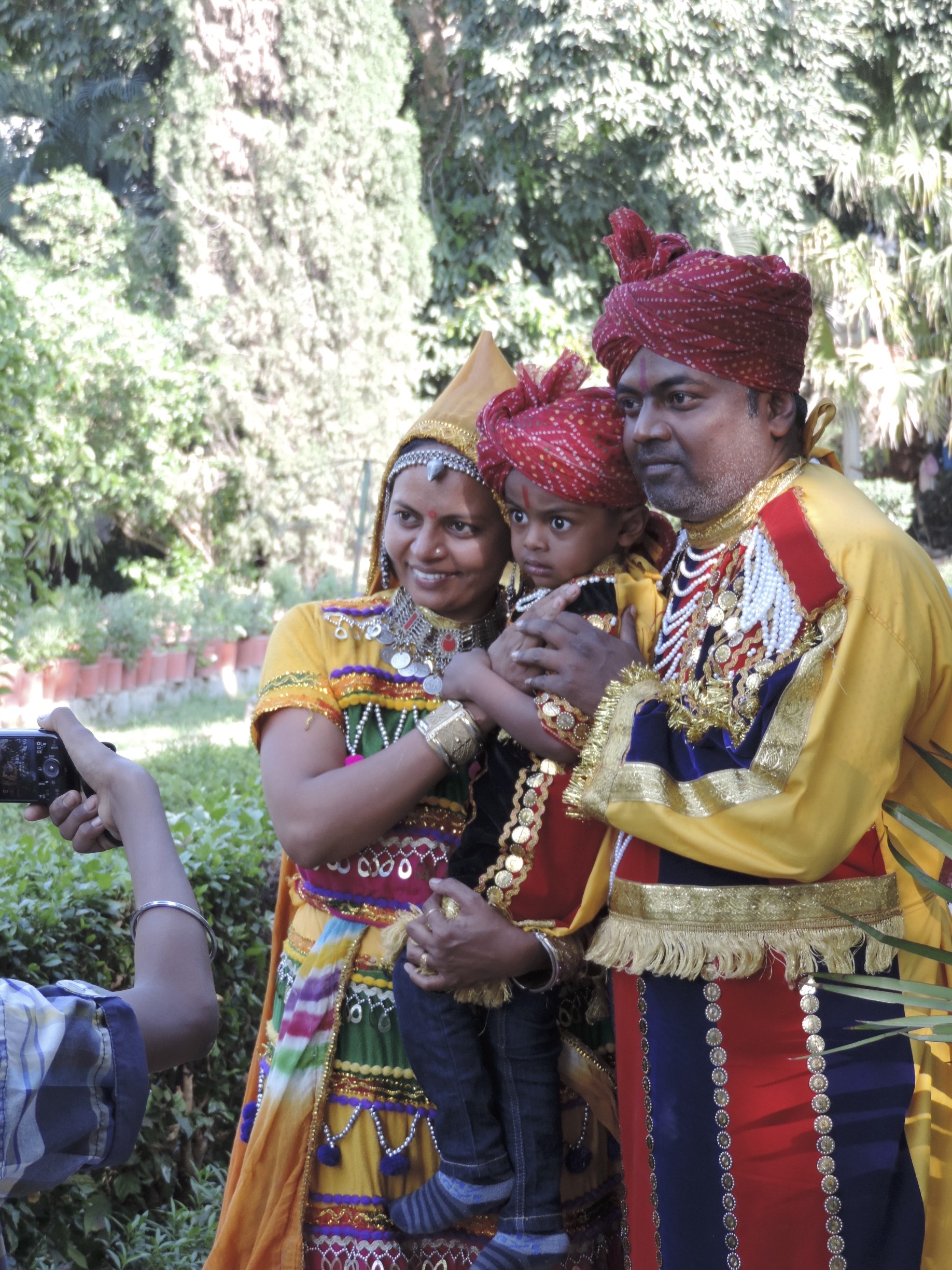 Paar poserende Indiërs met baby in traditionele klederdracht.