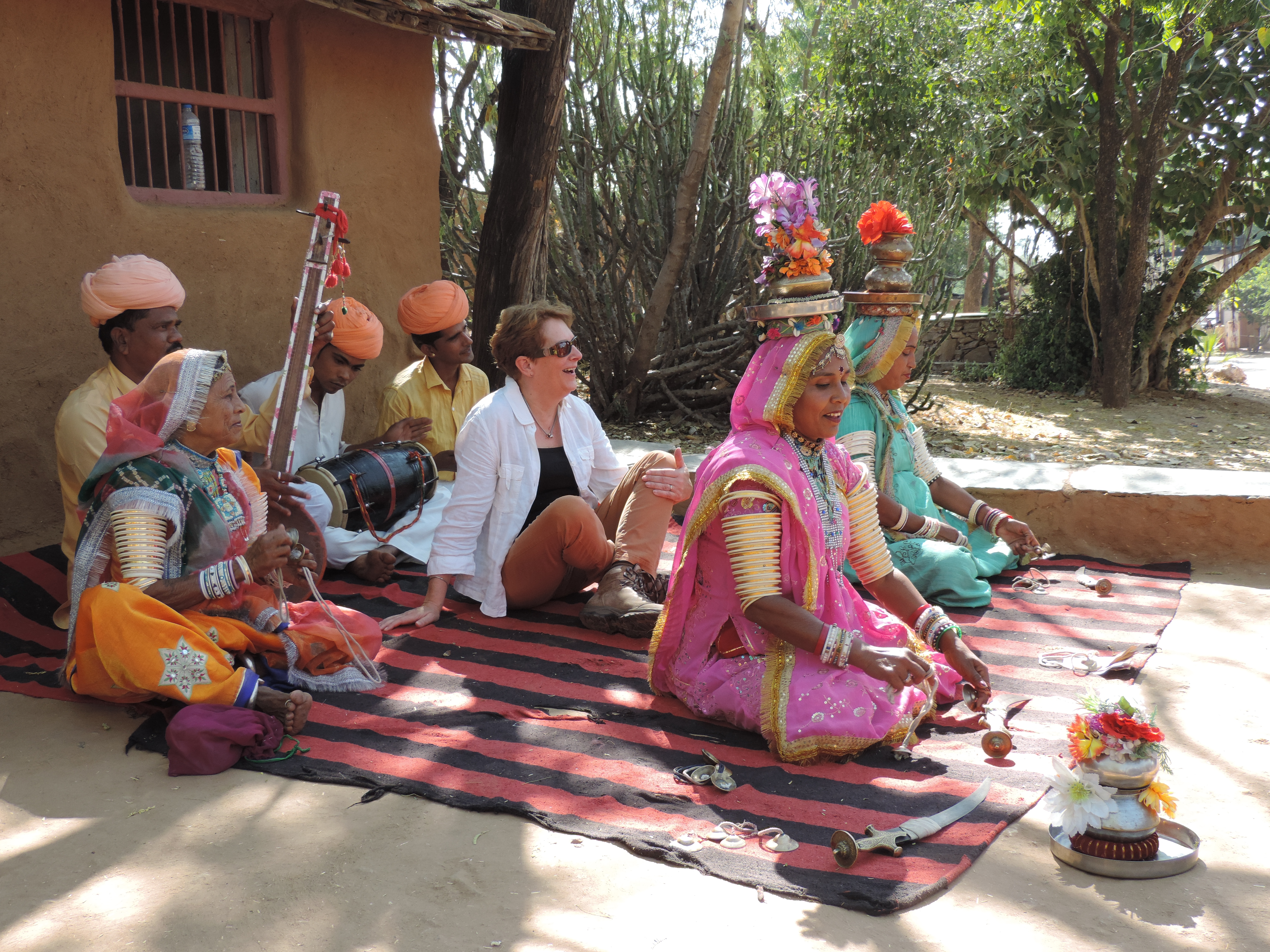 Shilpgram: zittende dansers met toeriste.