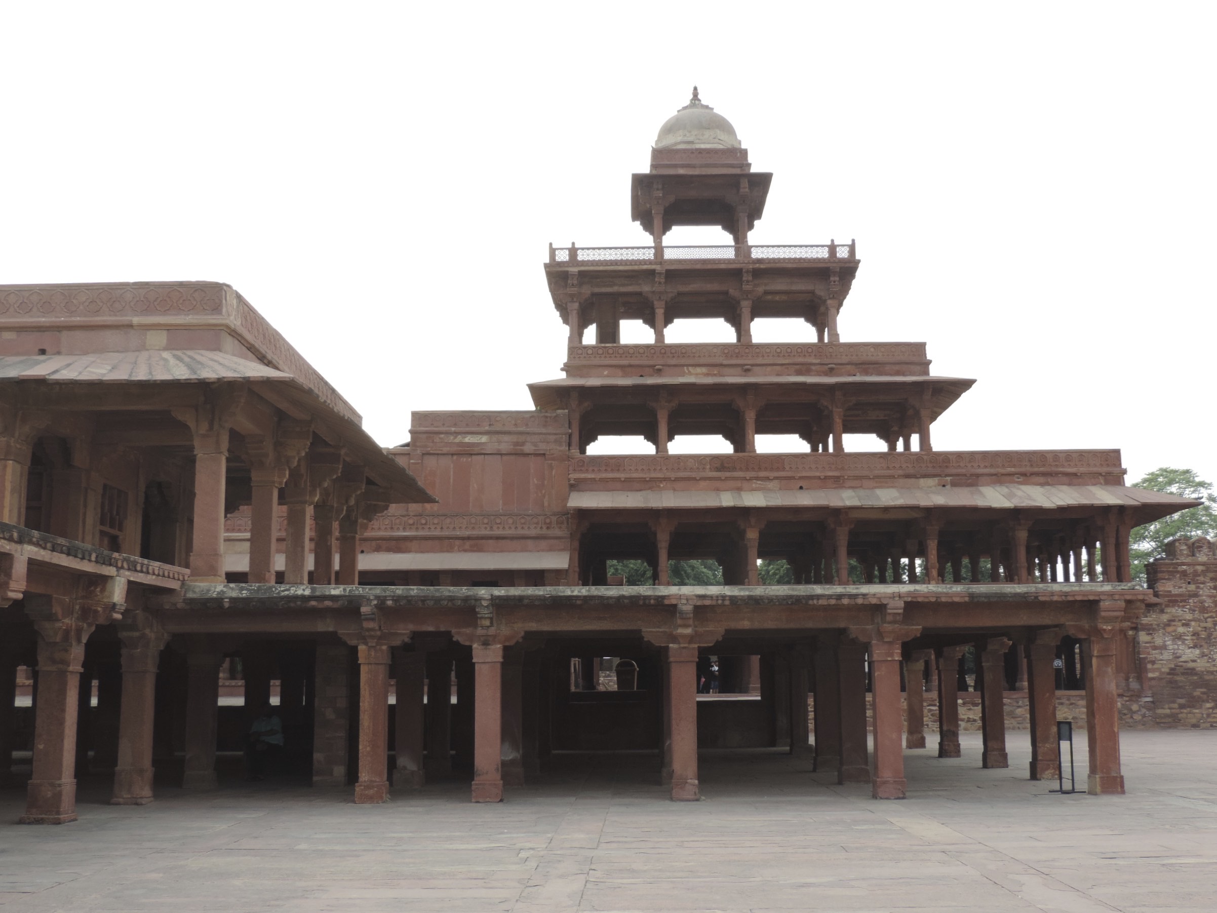 Gebouw met zuilen van rode steen.
