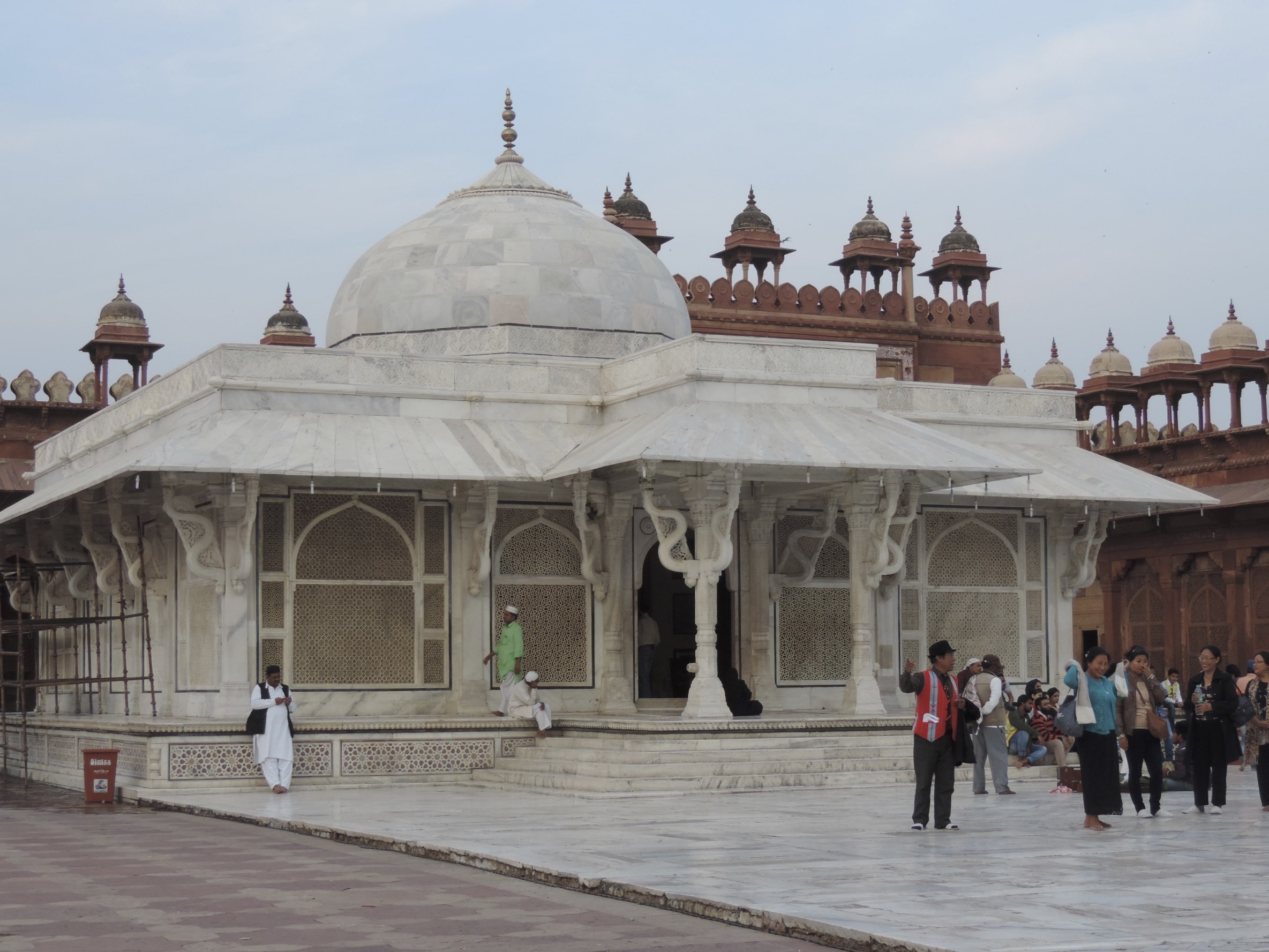 Laag wit marmeren gebouw in Fatehpur Sikri.