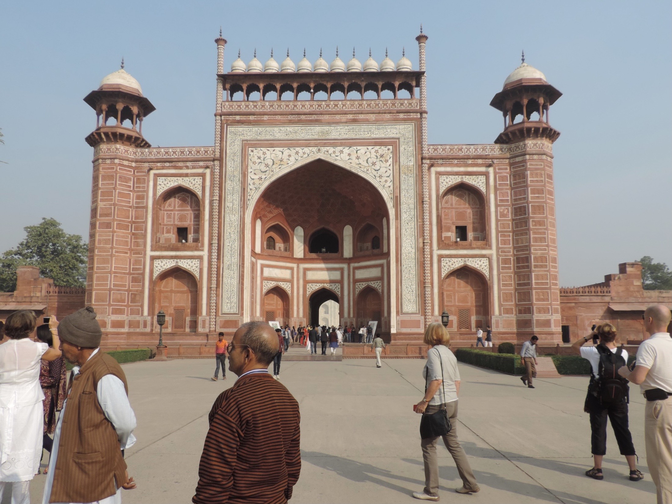 Zuid-oostelijke toegangspoort tot de Taj Mahal.