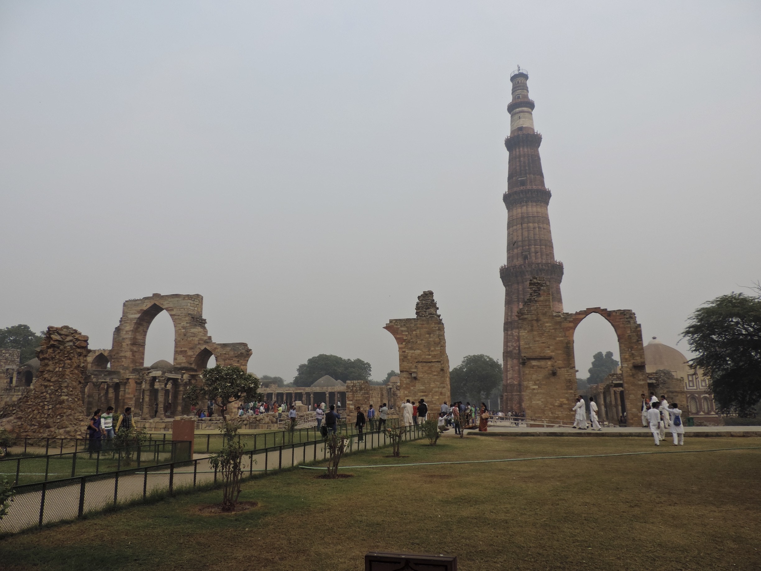 Qutb Minar toren en omgeving.