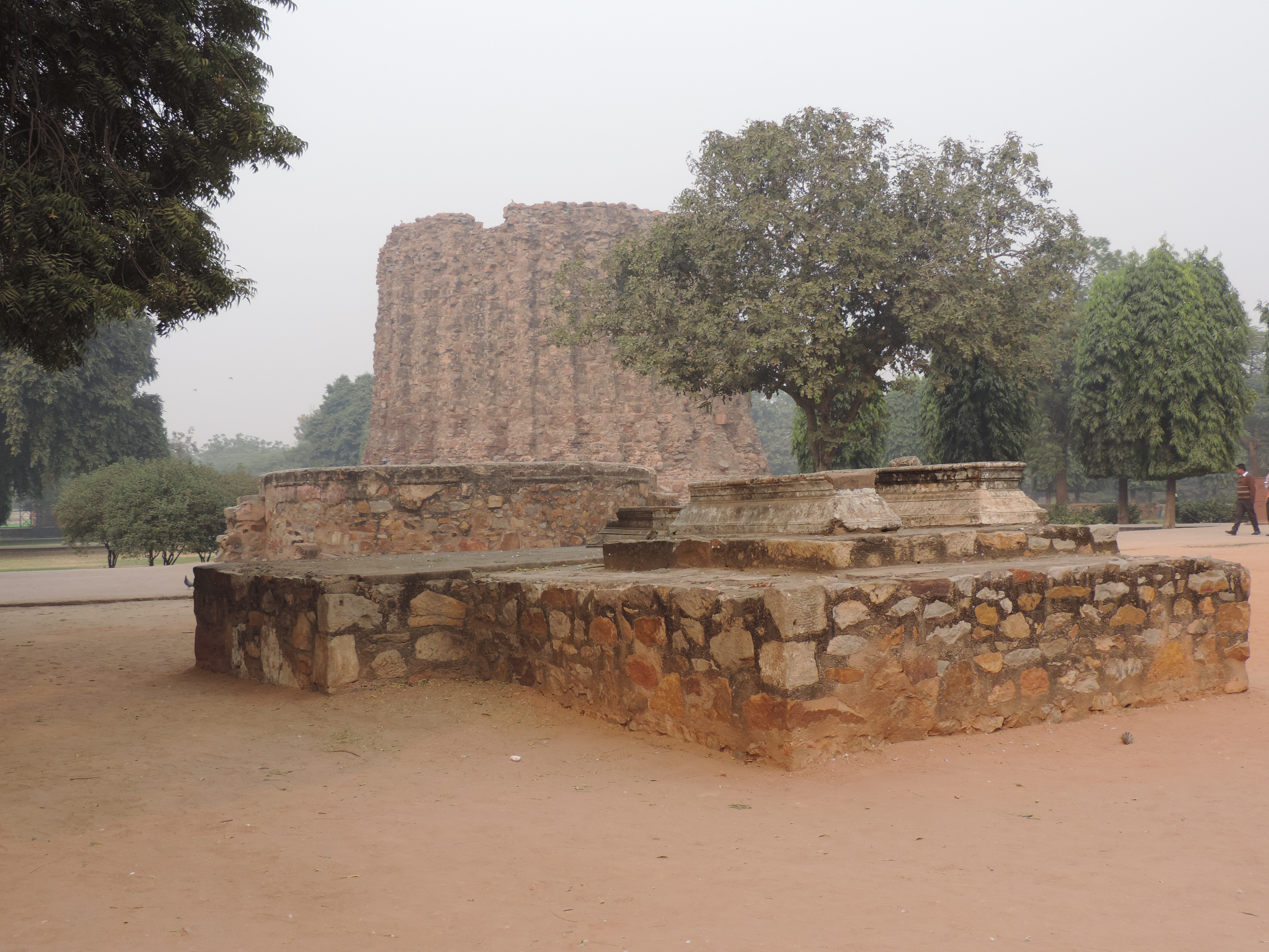 Niet-afgewerkte Qutb Minar toren.