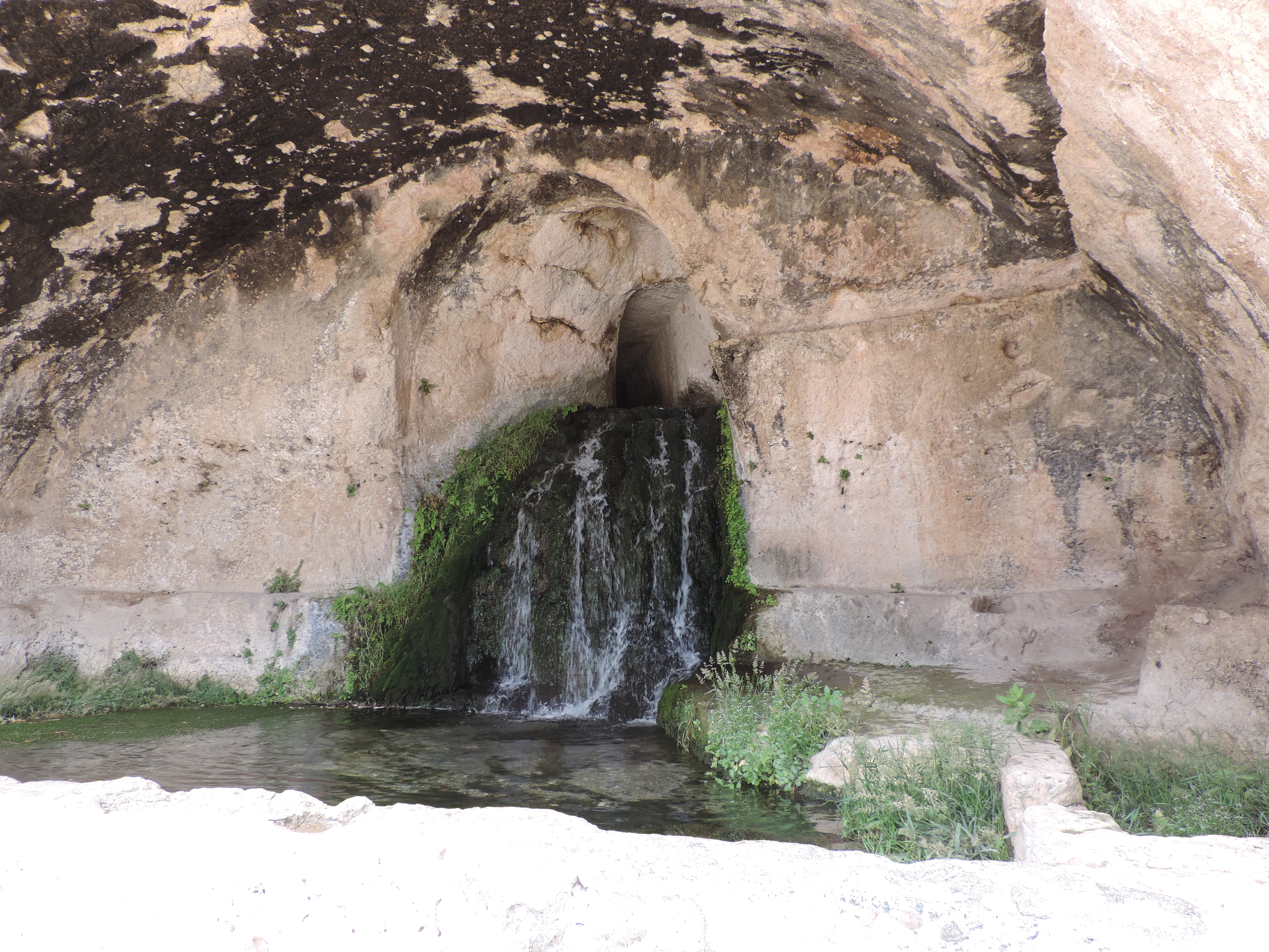 Steengroeve met bron.