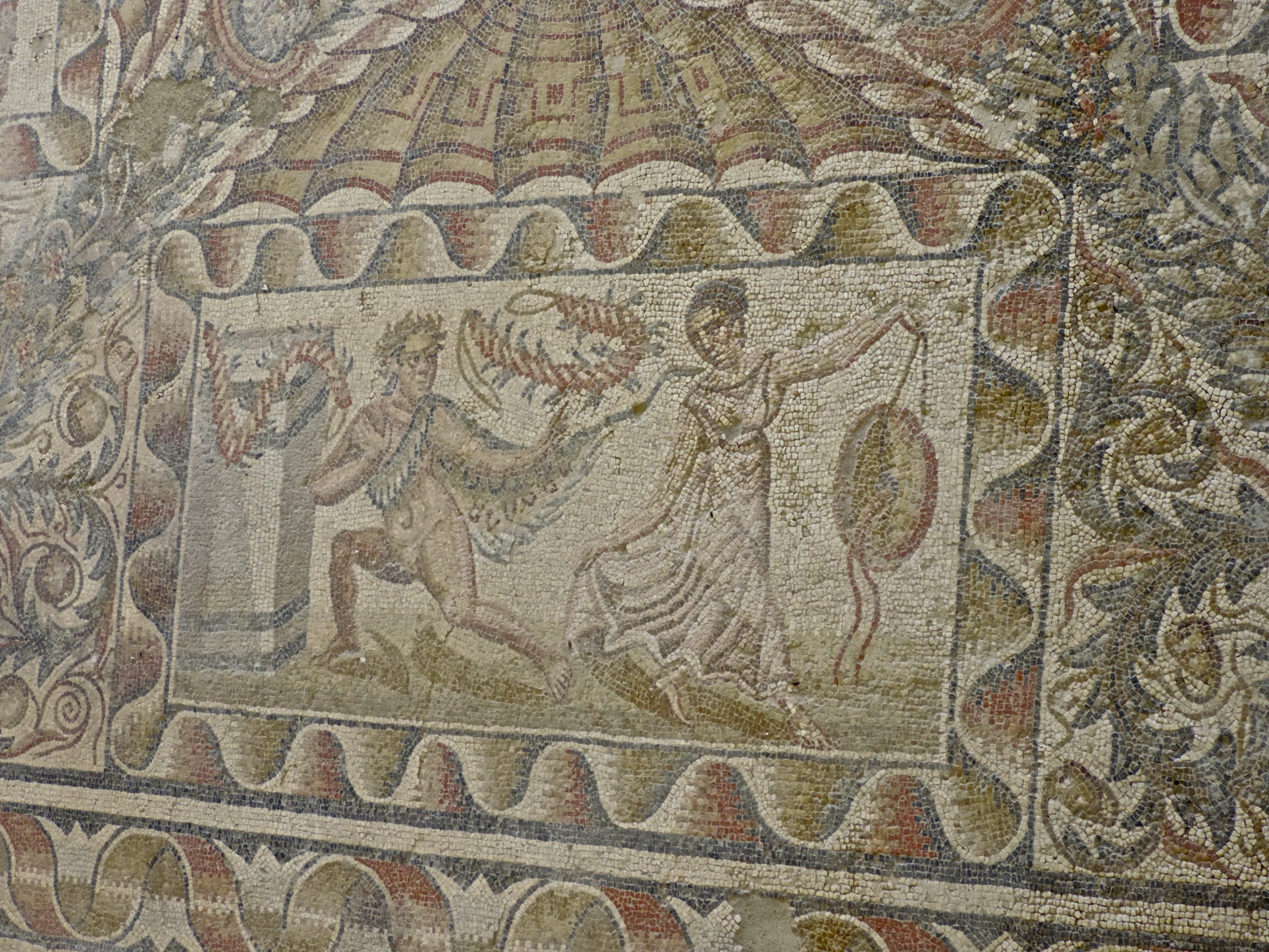 Mozaïek met sater en vrouw.