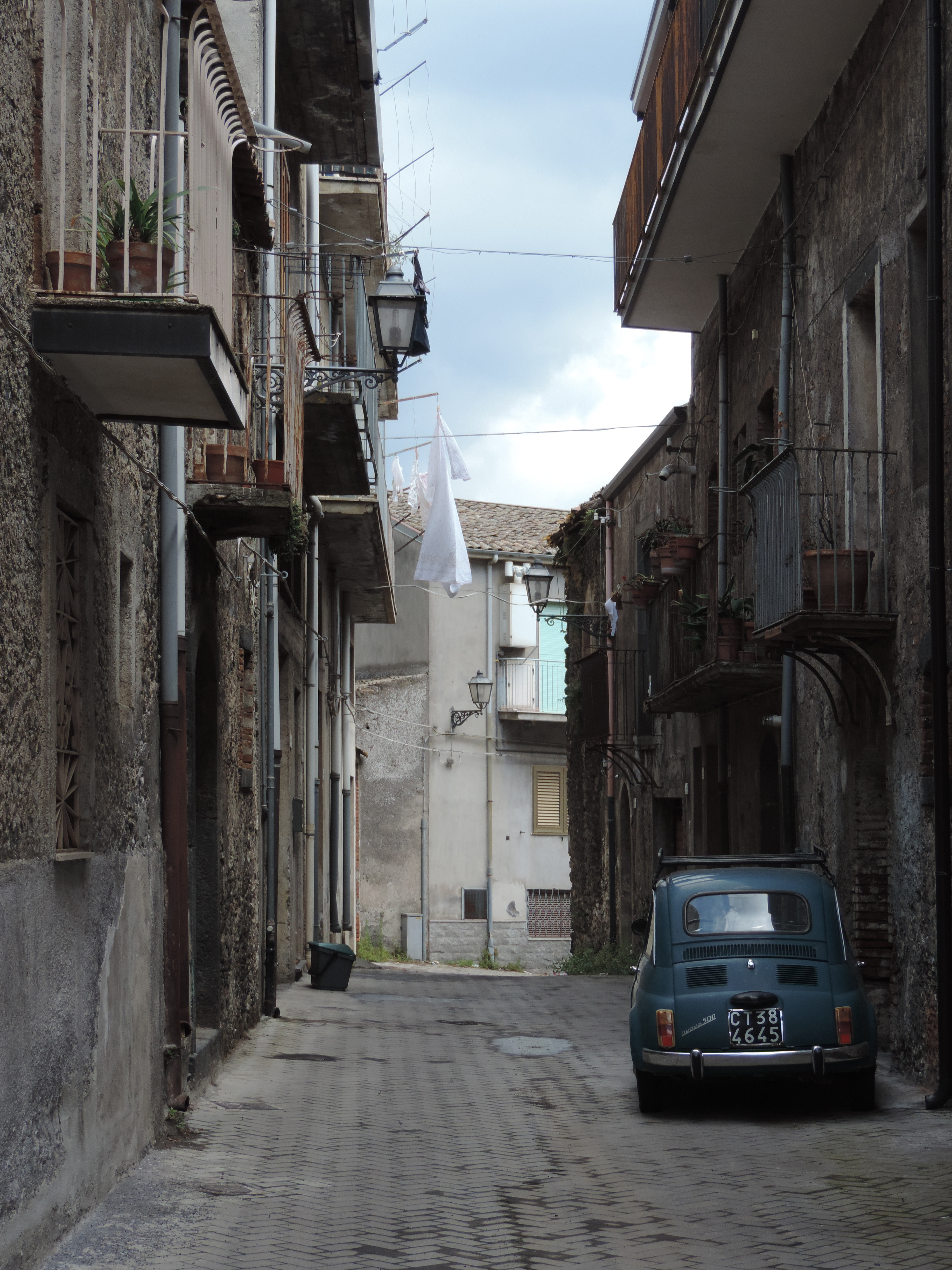 Smaal straatje met Fiat 500 in Randazzo.