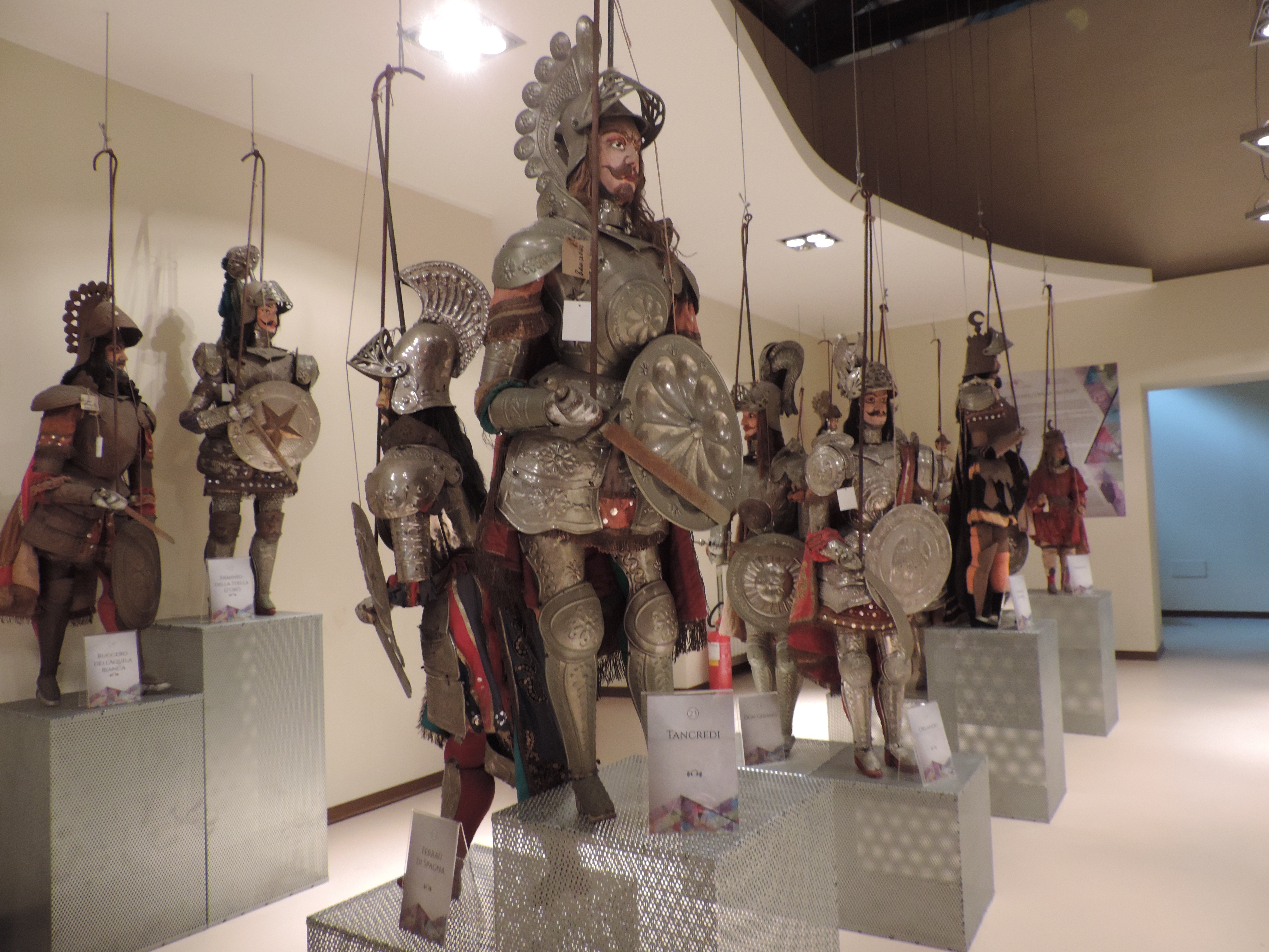 Marionetten (ridders met schilden en zwaarden) in het poppenmuseum van Randazzo.
