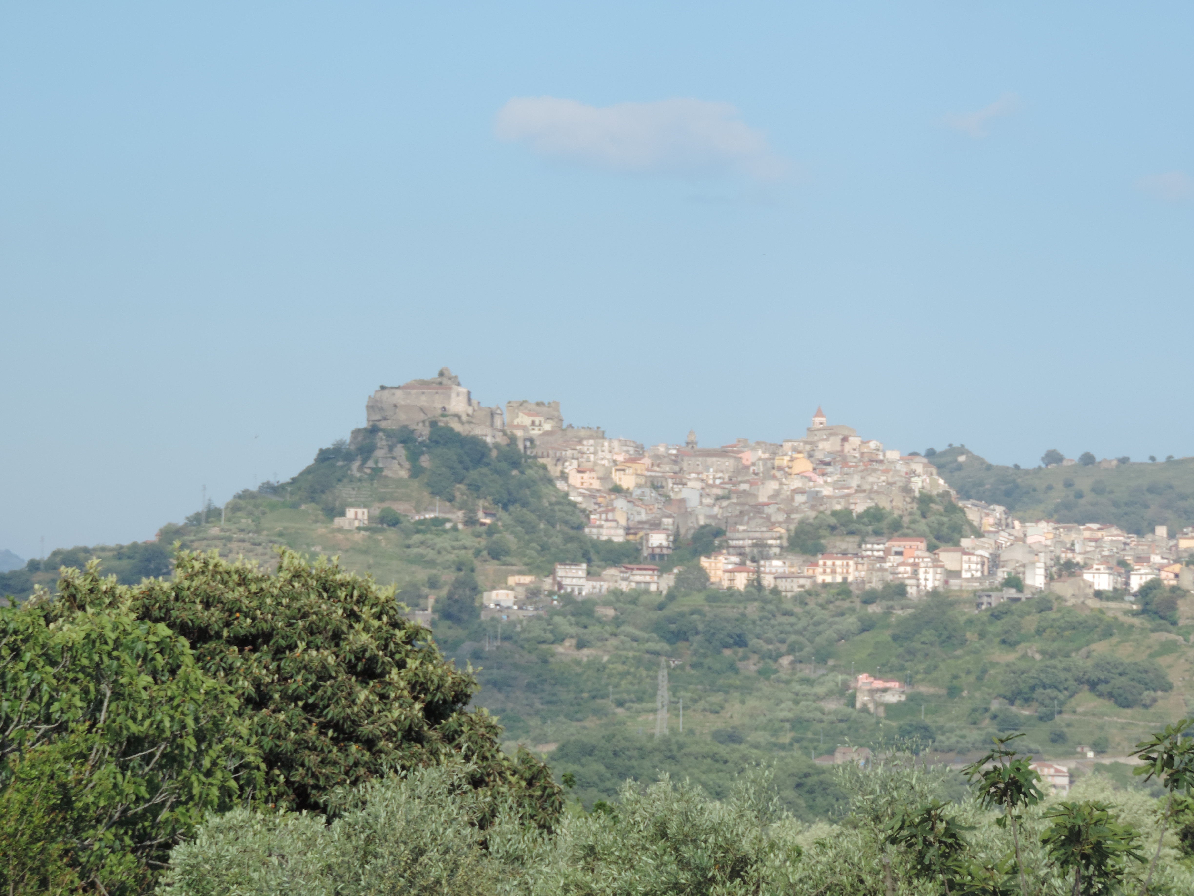 Castiglione di Sicilia op een bergrug.