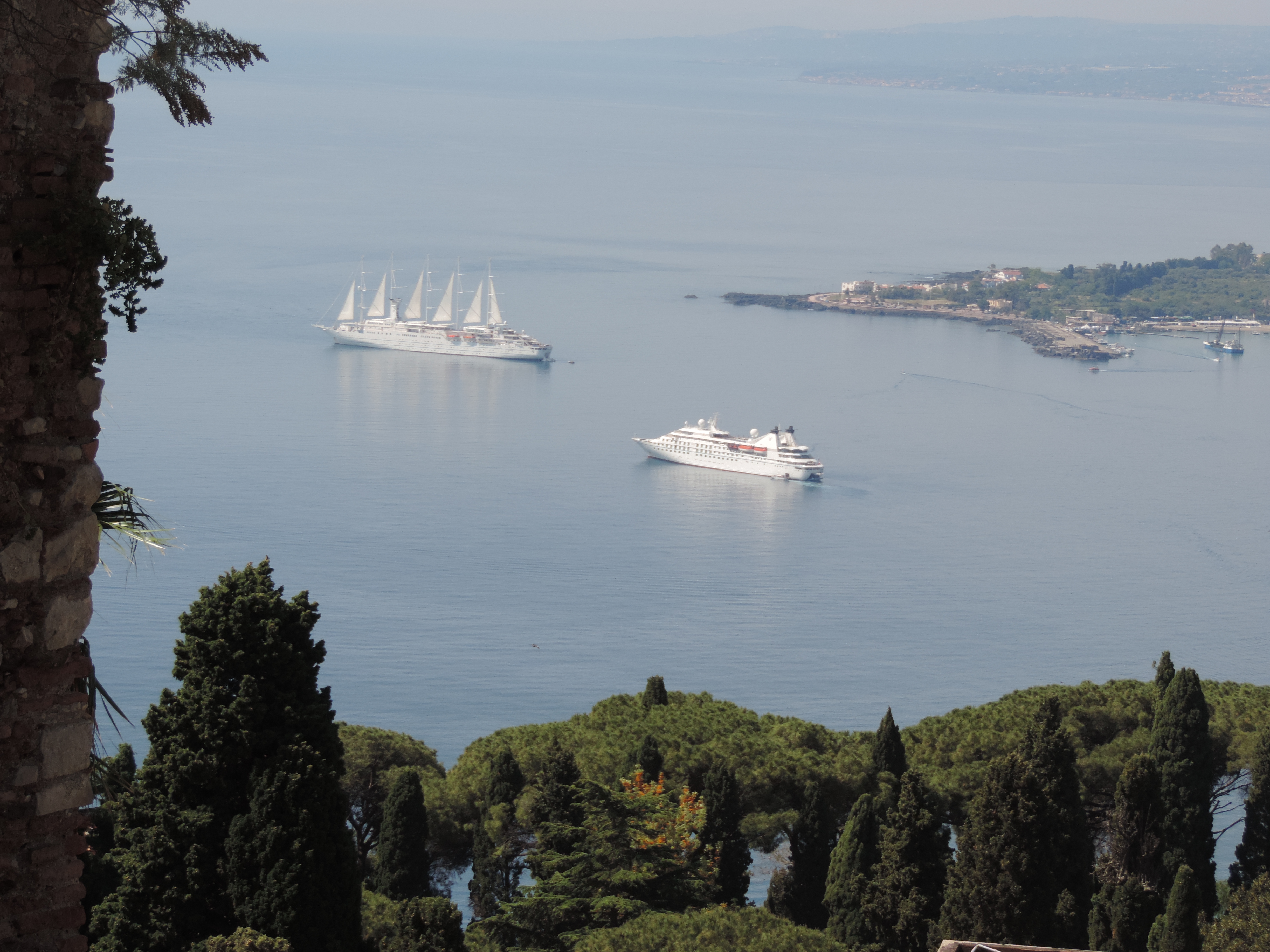 Cruise schepen in de baai van Taormina.