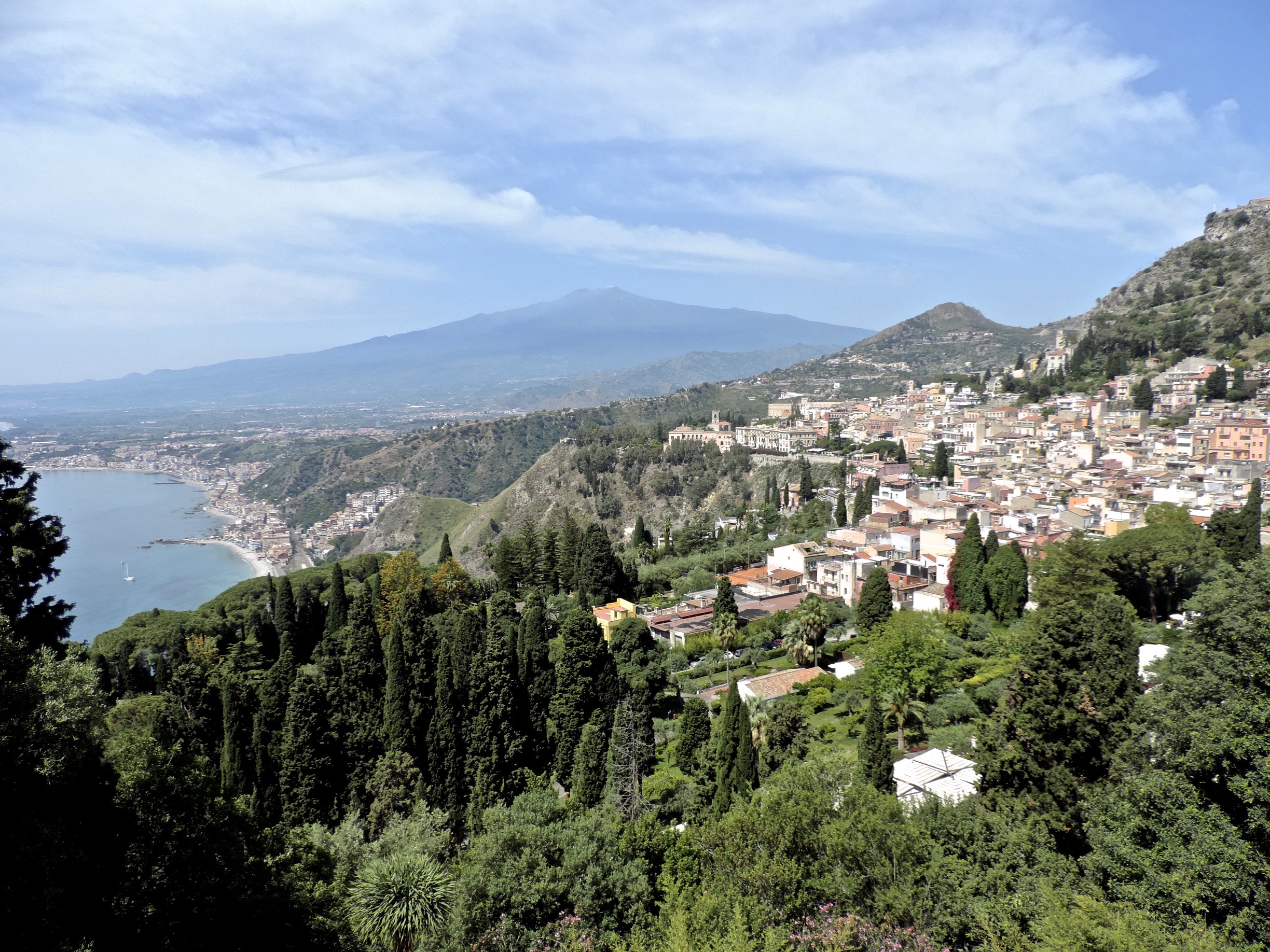 Panorama van Taormina met Etna en baai.