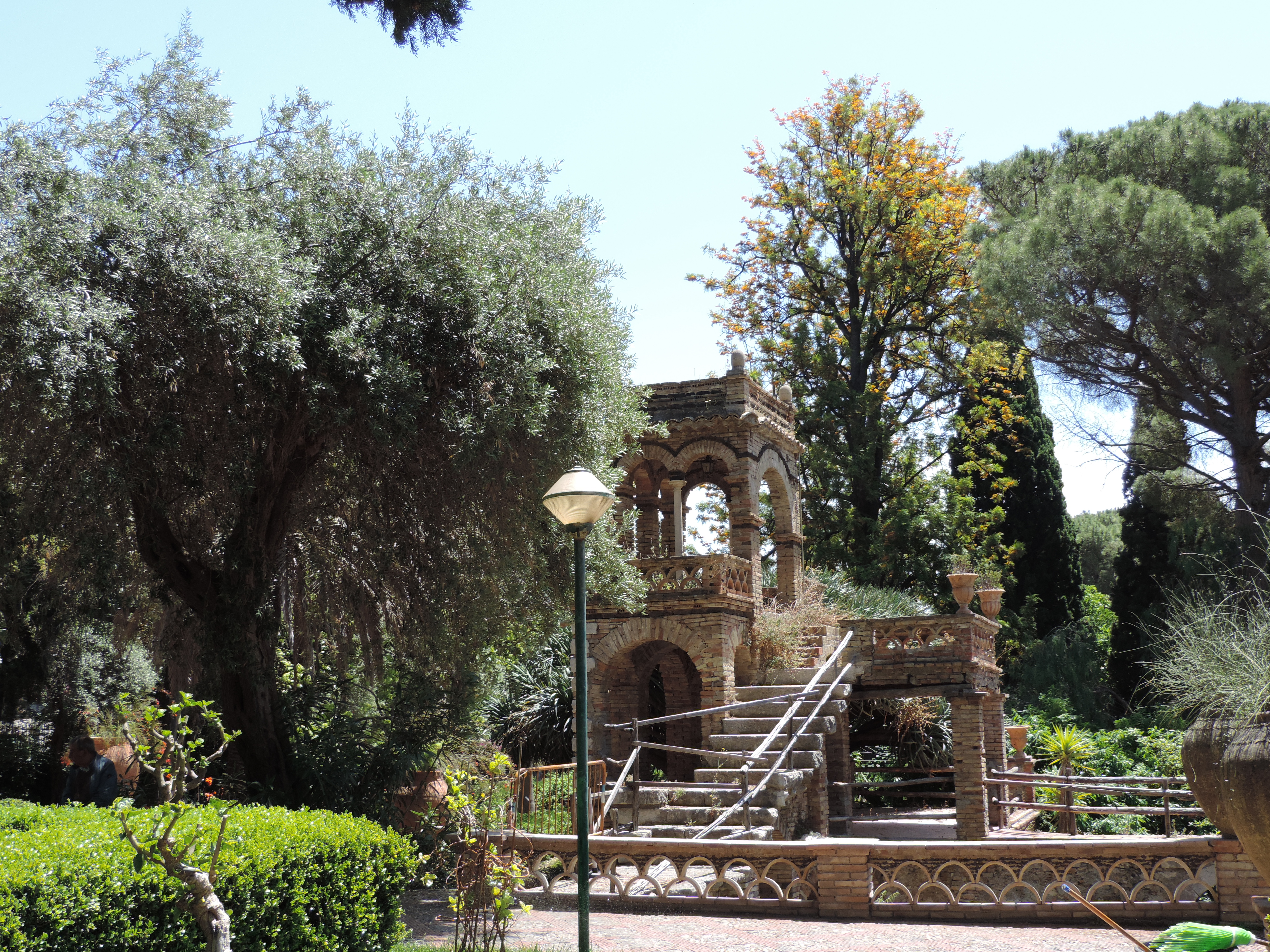 Tuin met lustpaviljoen.