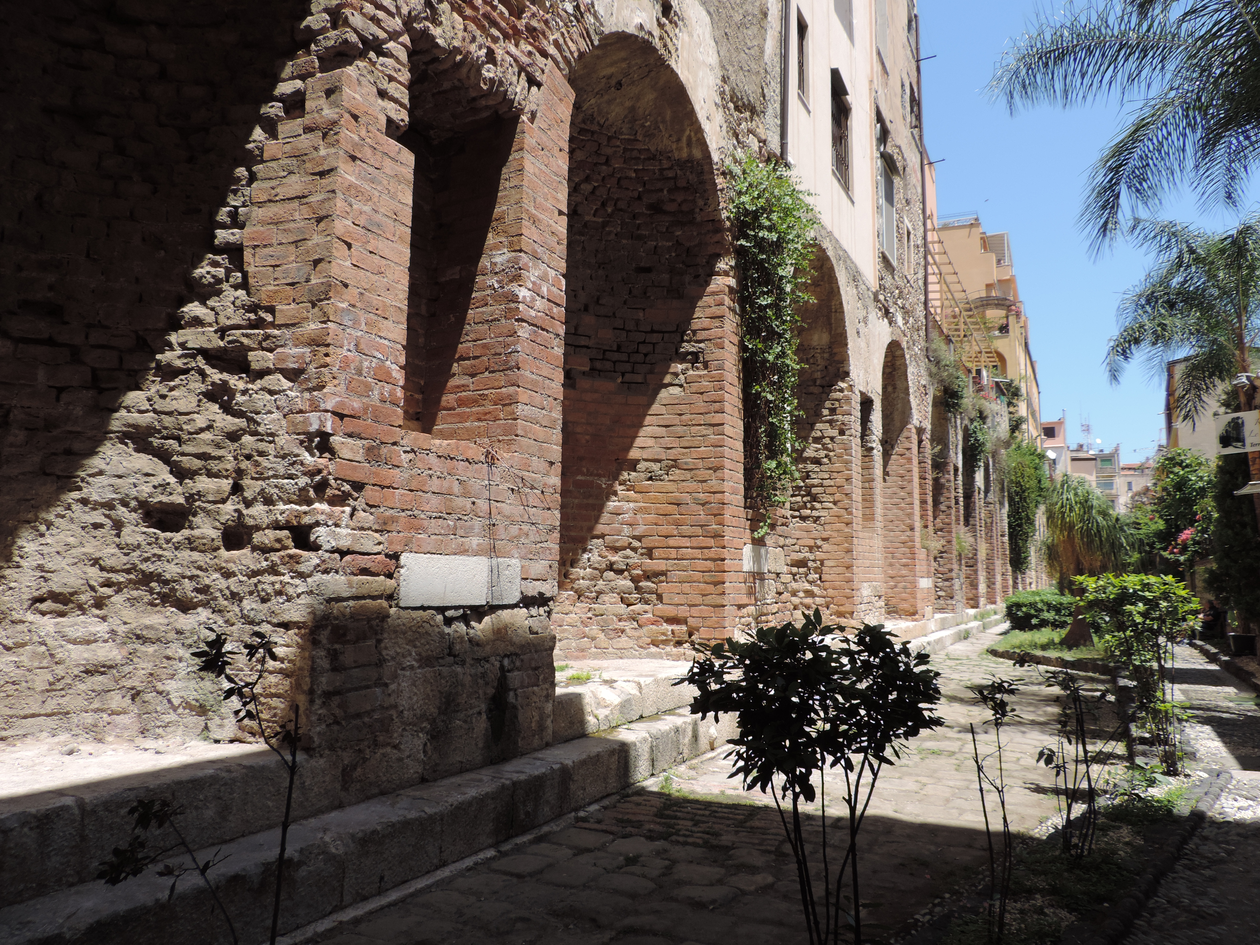 Bakstenen muur met nissen.
