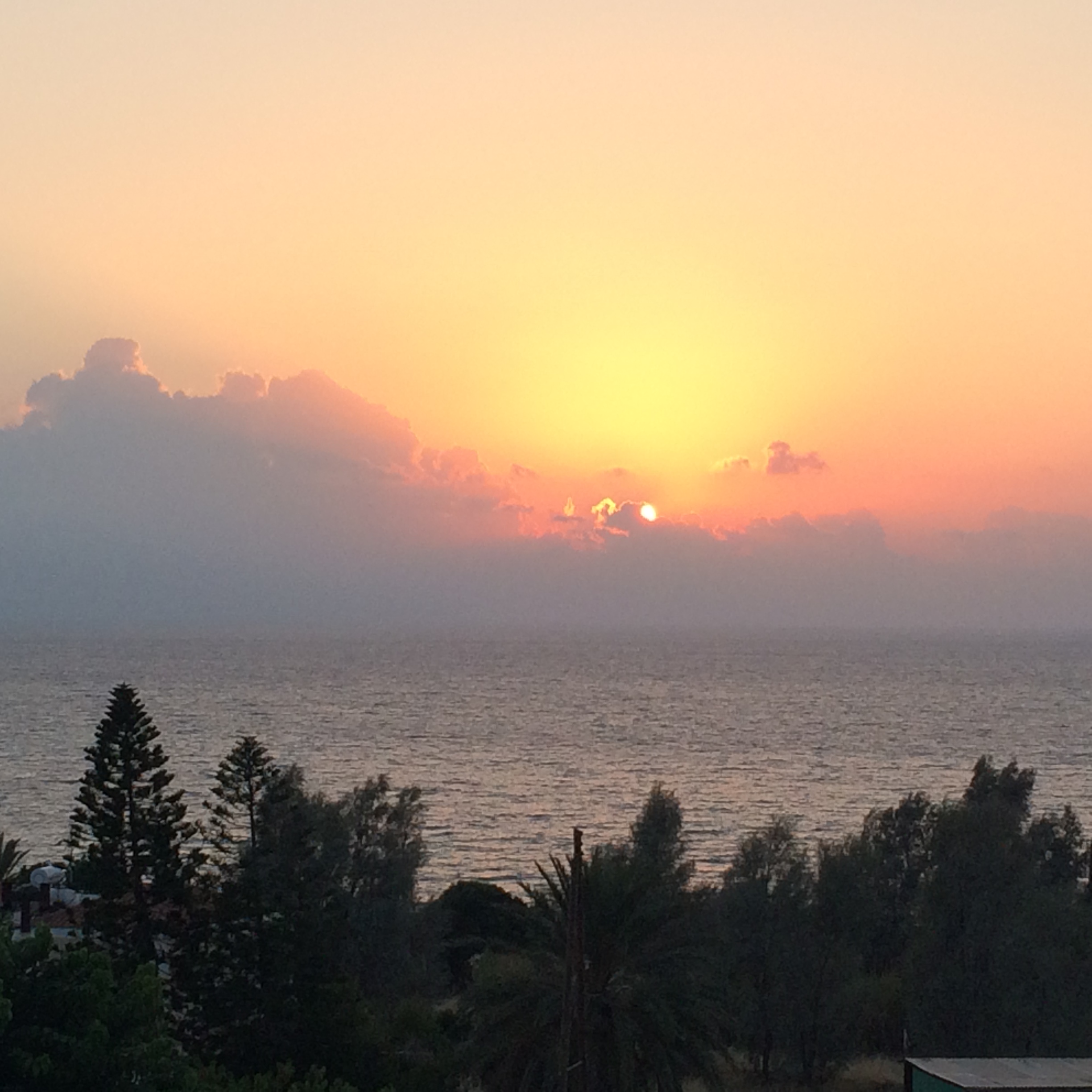 Zonsondergang met zee en wolken.