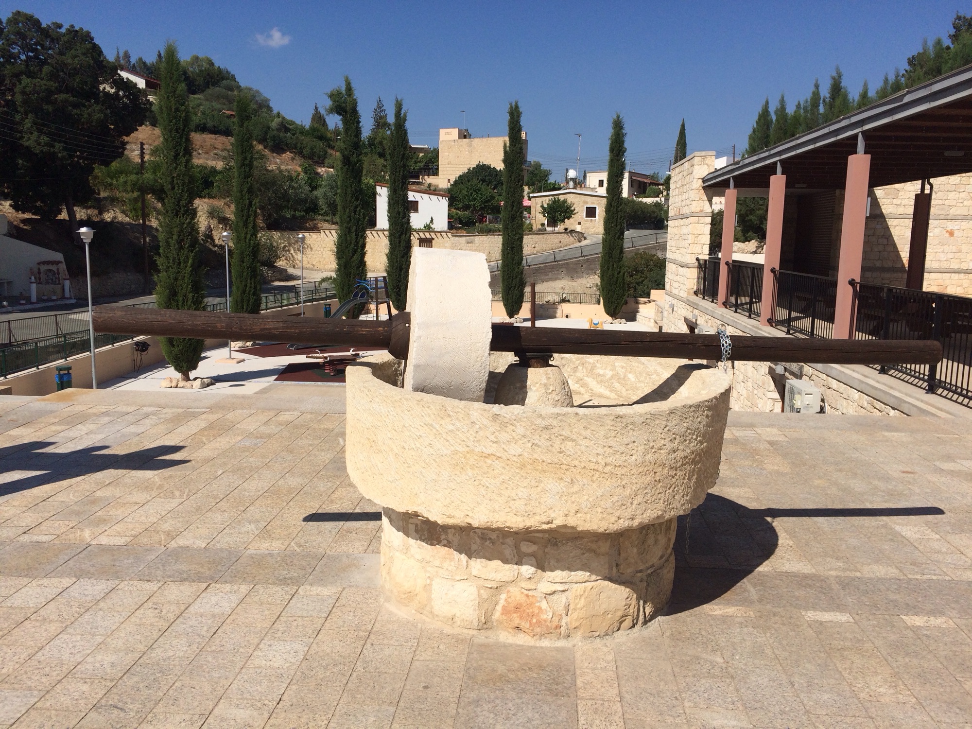 Molensteen met dwarsbalk op ronde sokkel.