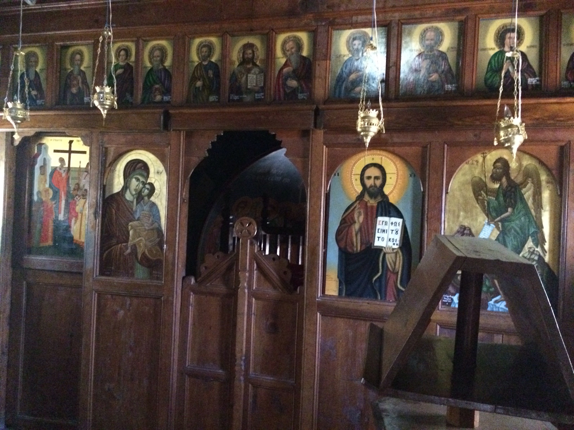 Iconen-muur in orthodoxe kerk.
