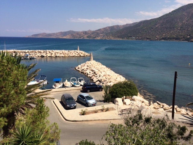 Haven van Pomos met zee en bergen.