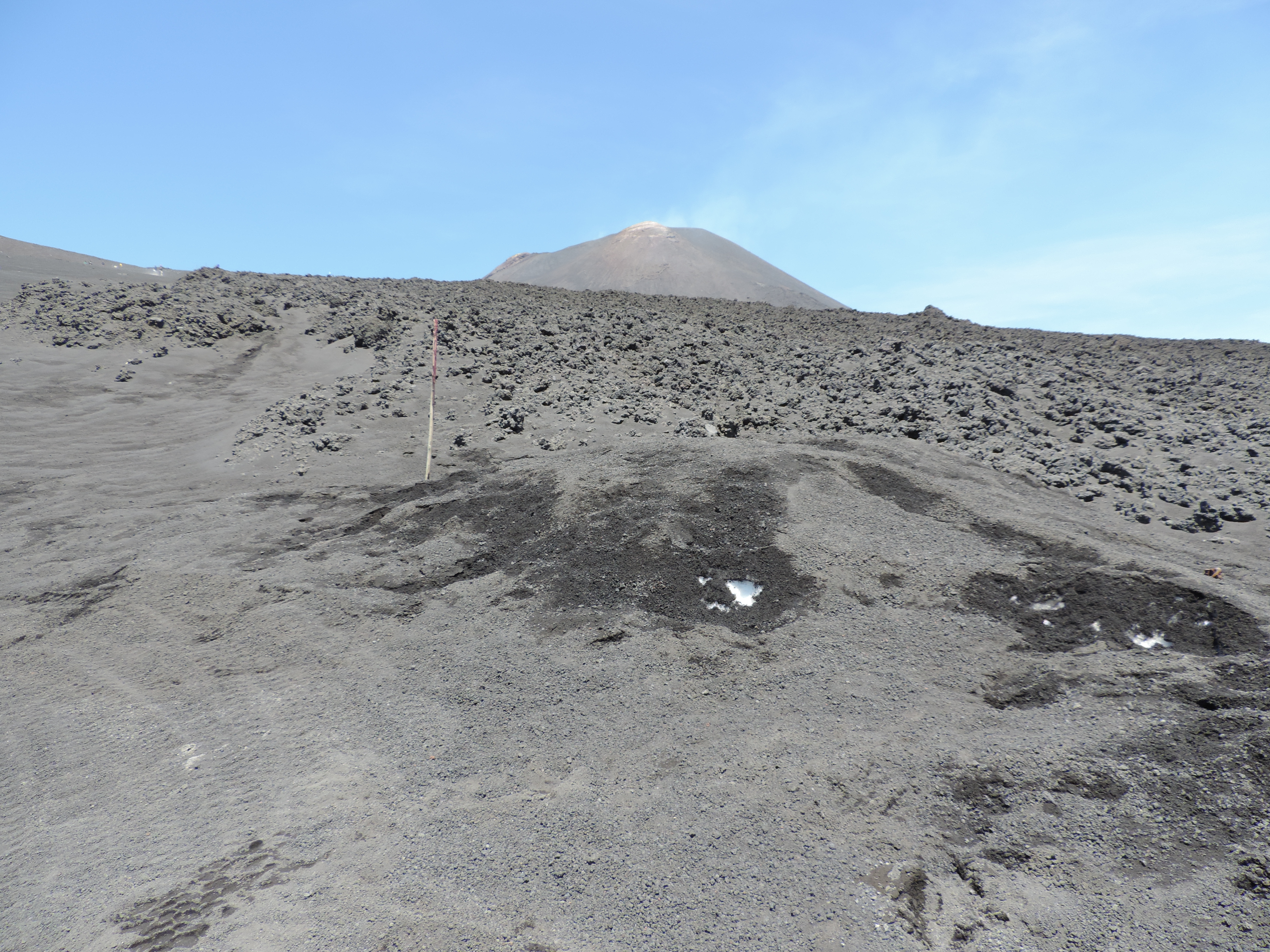 Etna met grijze lava-massa op voorgrond.