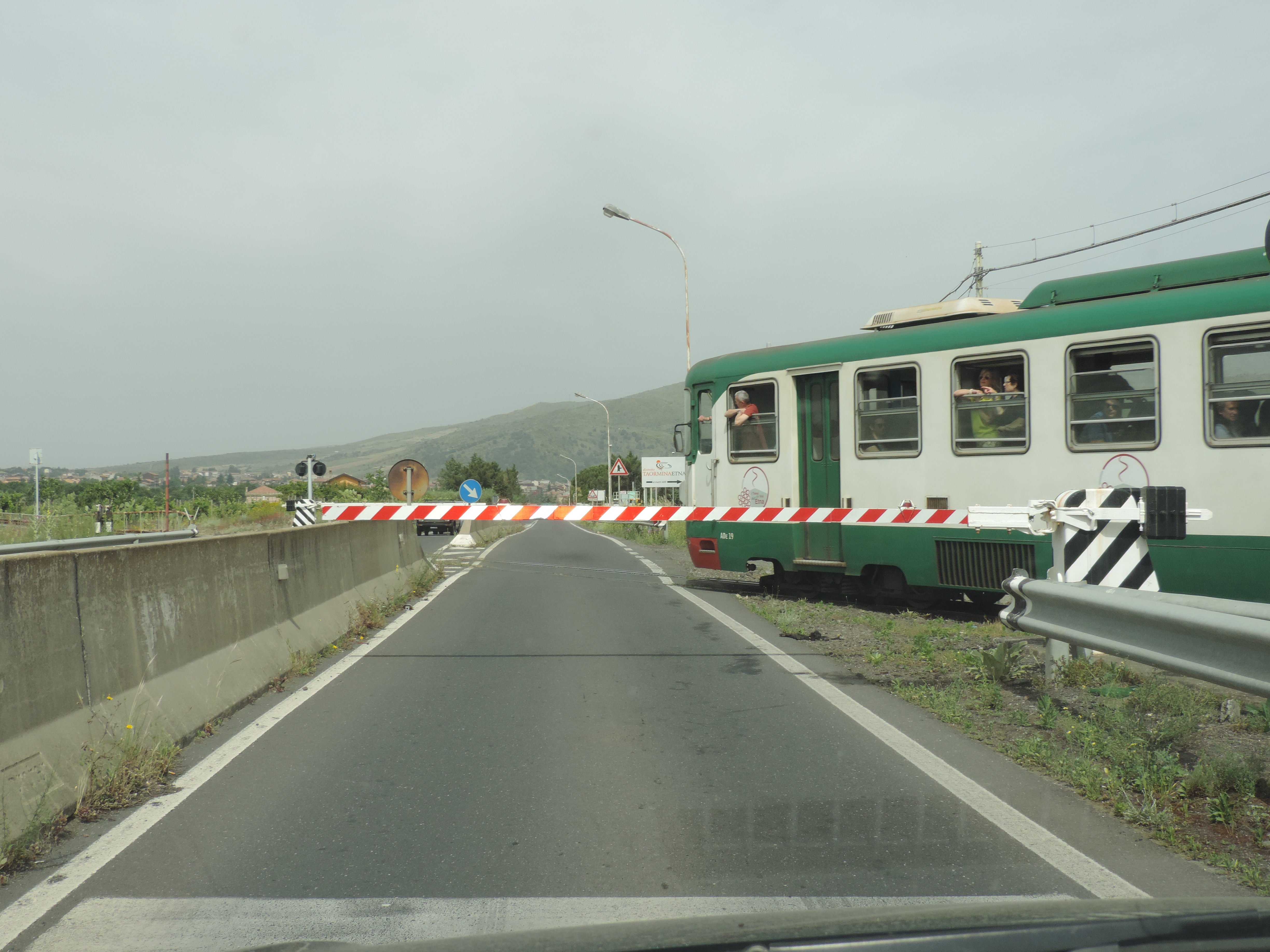 Wit-groene trein aan overweg.