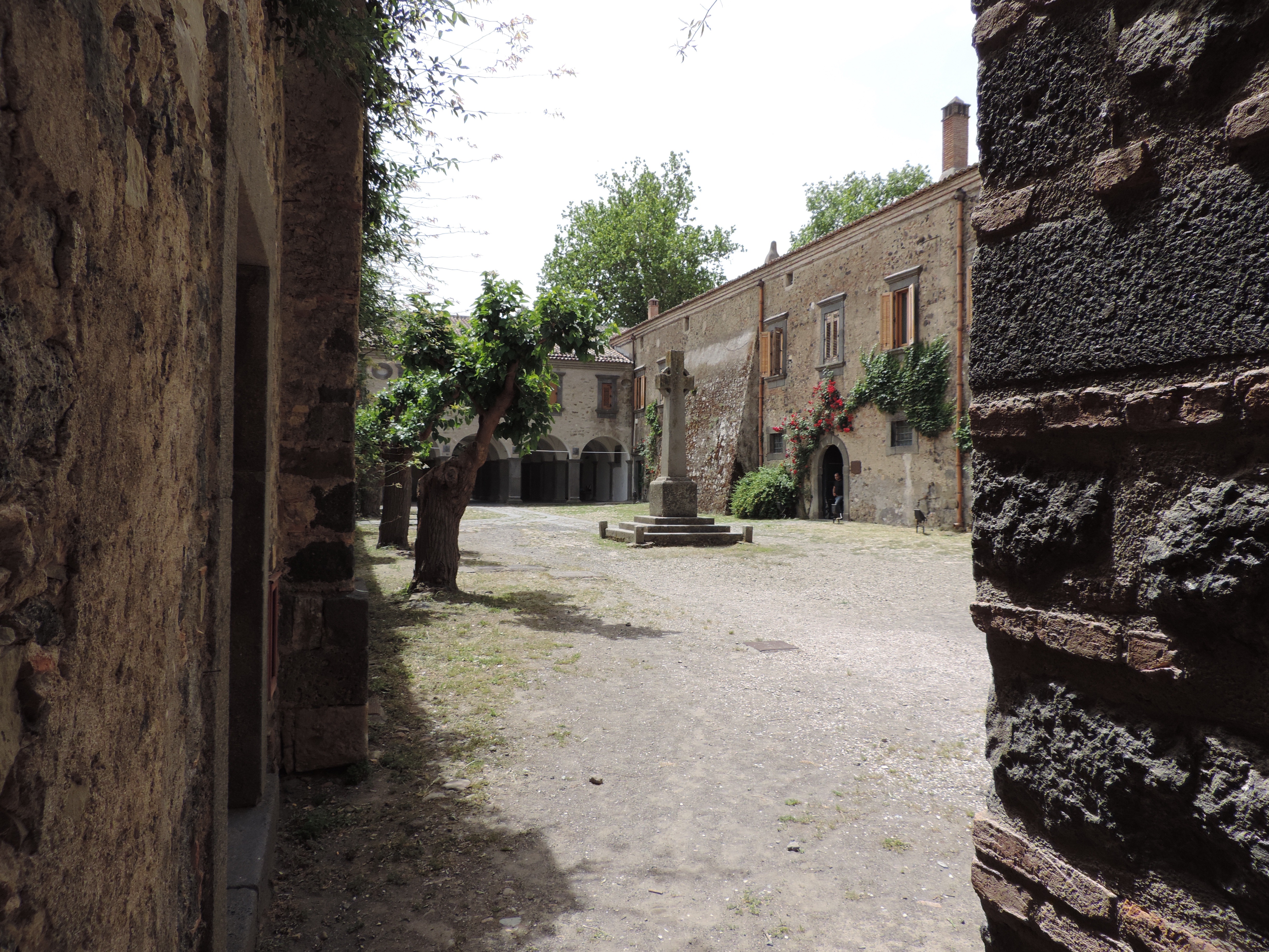 Binnenplein met stenen kruis.