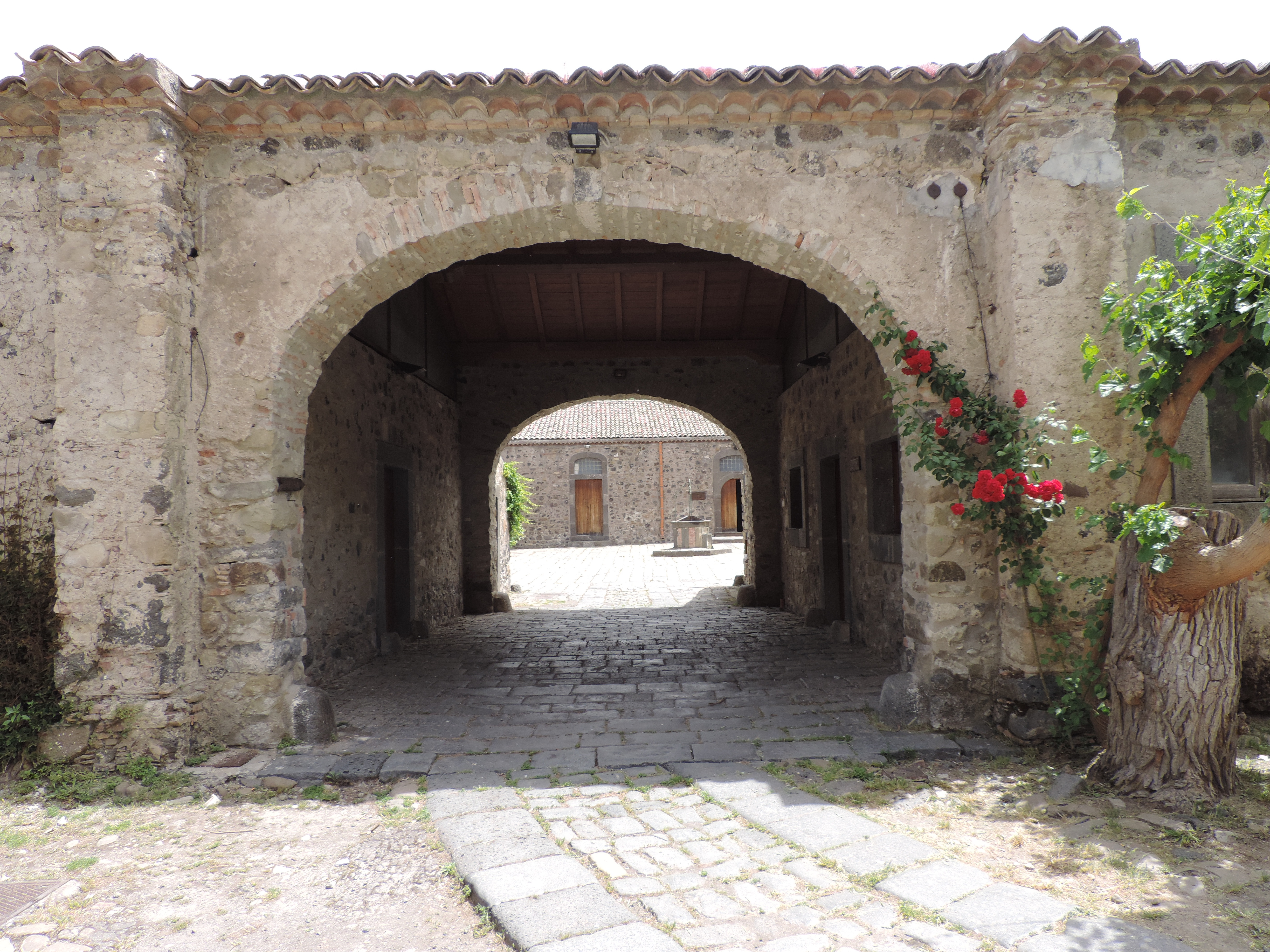 Boogingang van de Abazzia di Maniace.