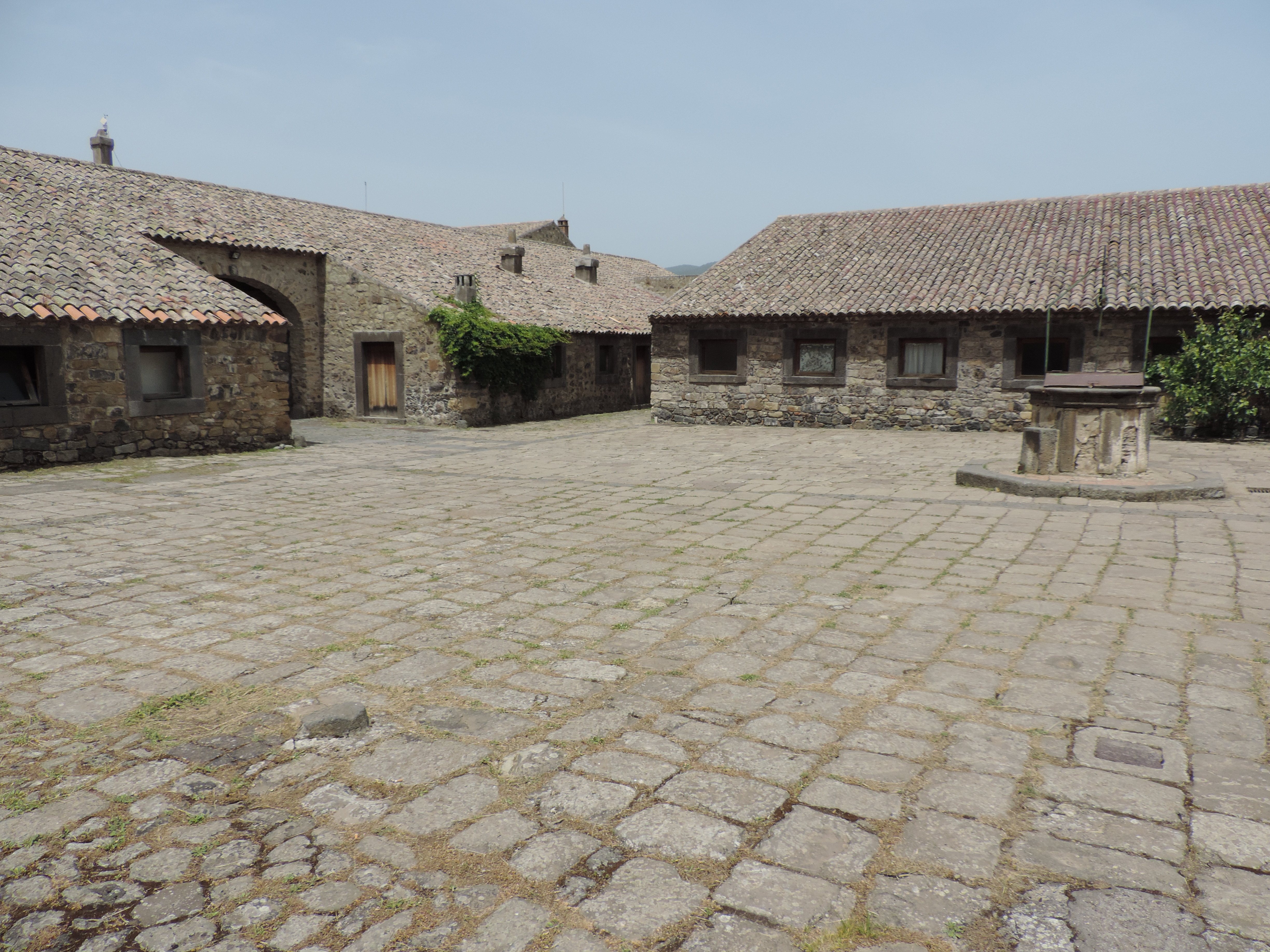 Binnenplein met waterput.