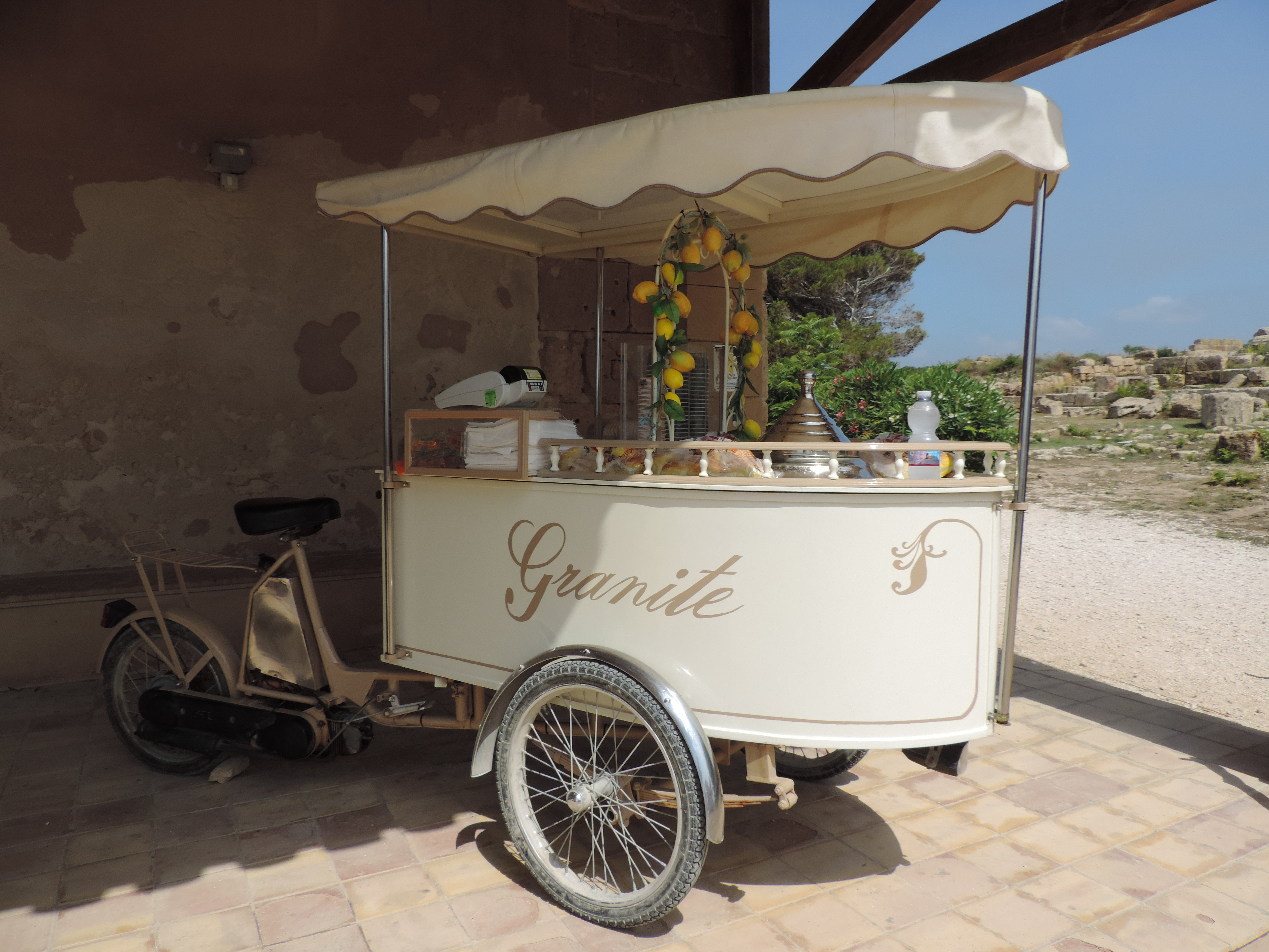 Verlaten ijskraampje.