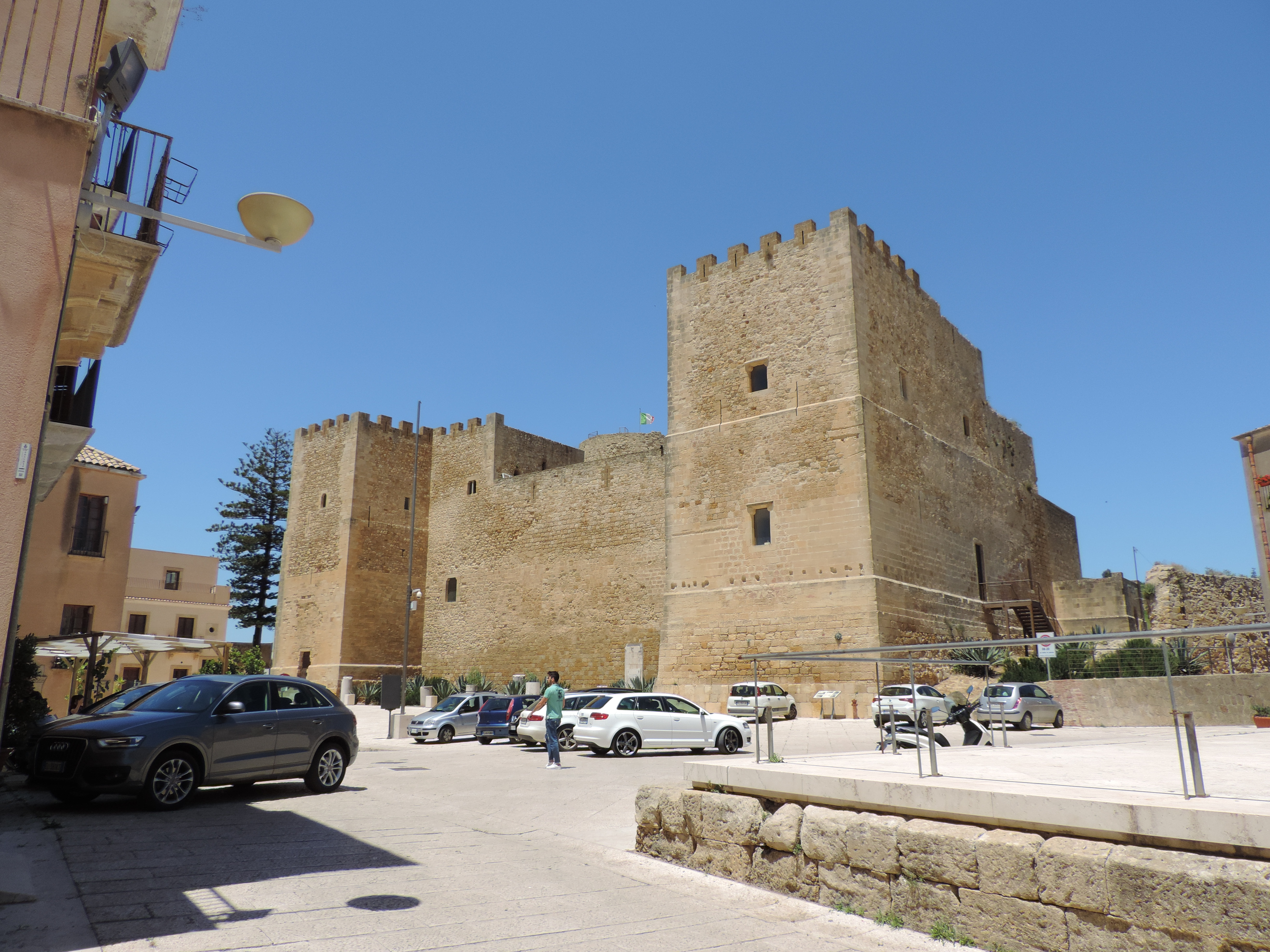 Salemi : vierkante torens van kasteel.