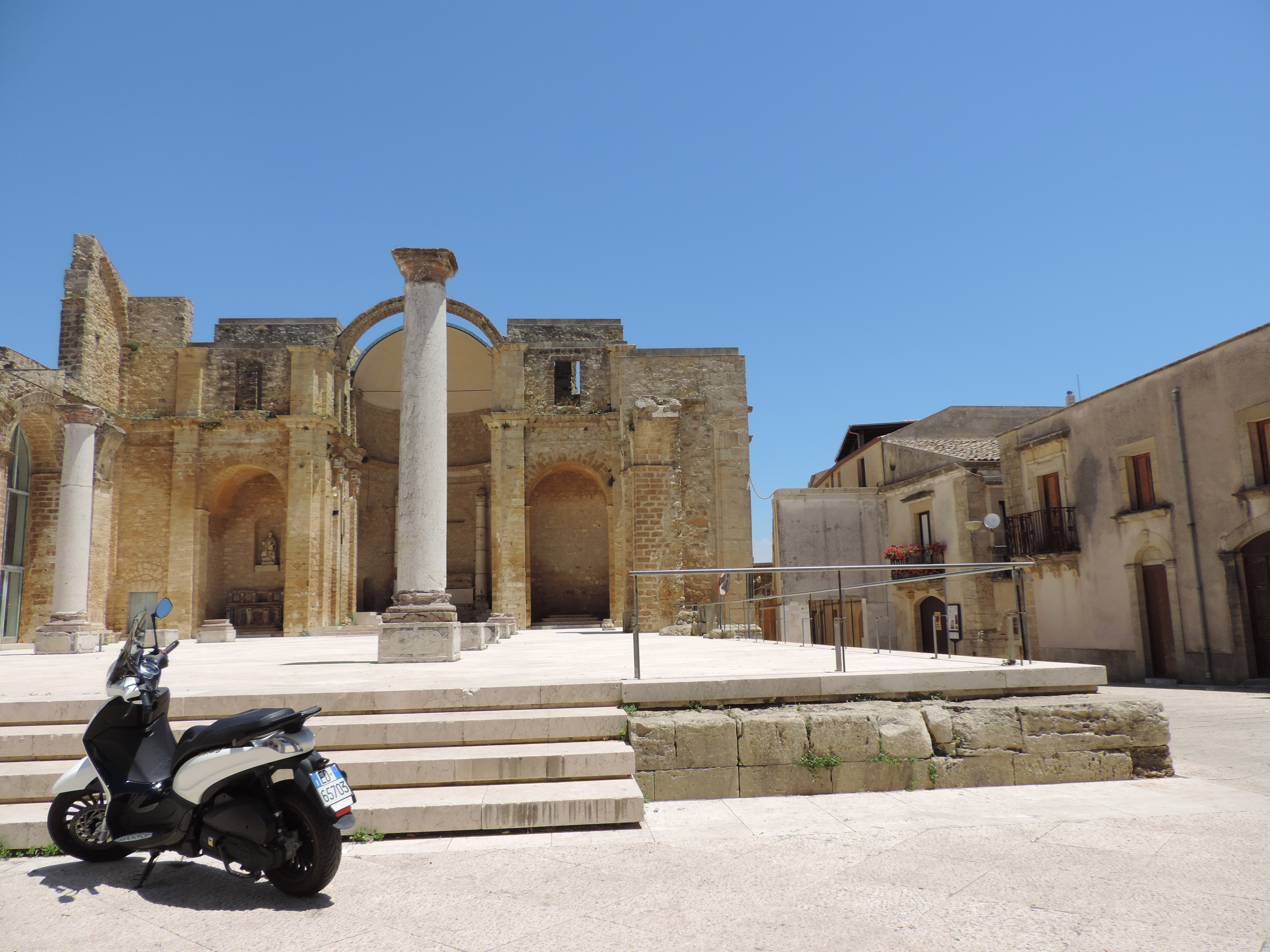 Salemi: kerkruïne met vespa.