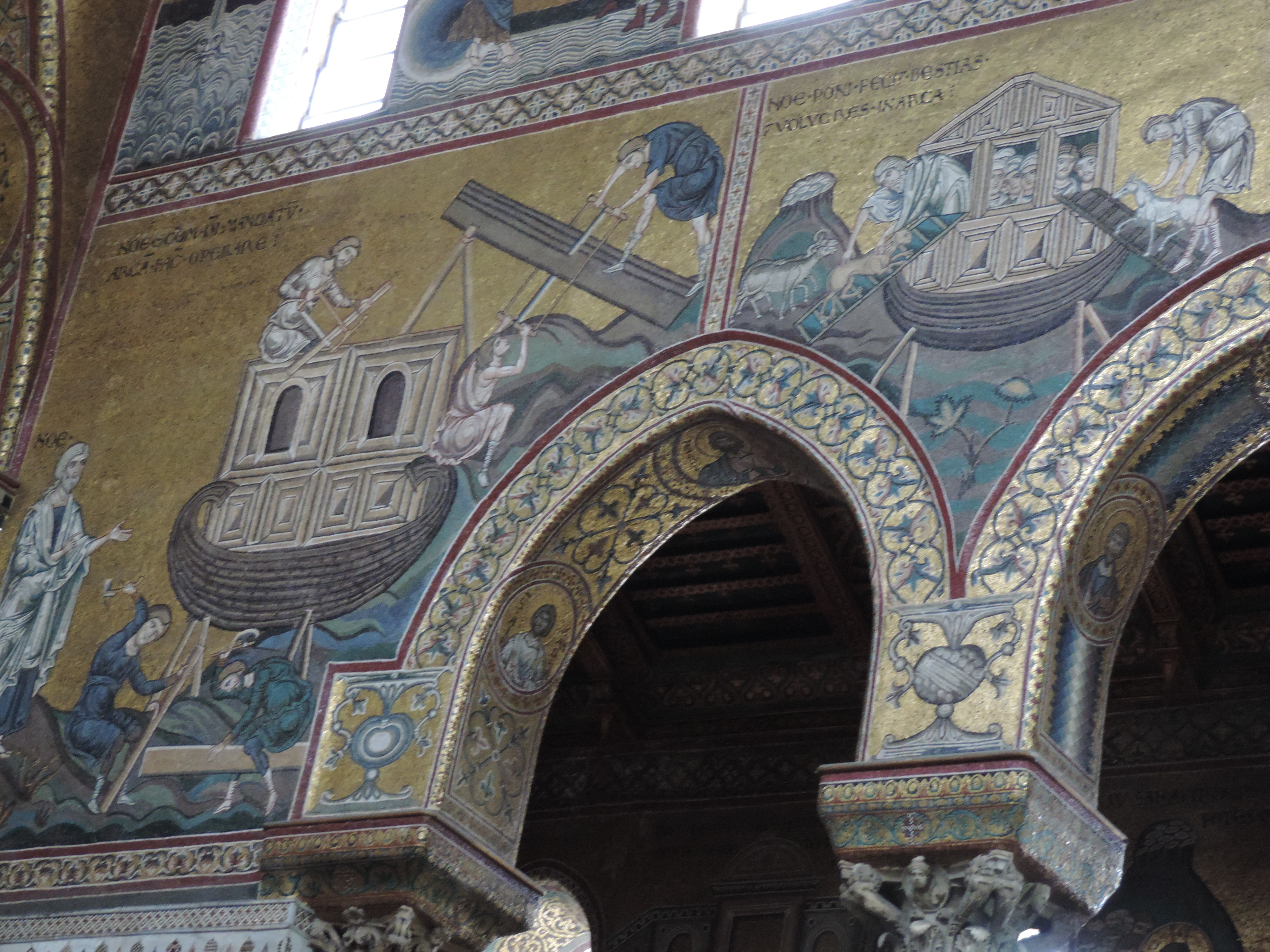 Mozaïek van religieus toneel met bogen.