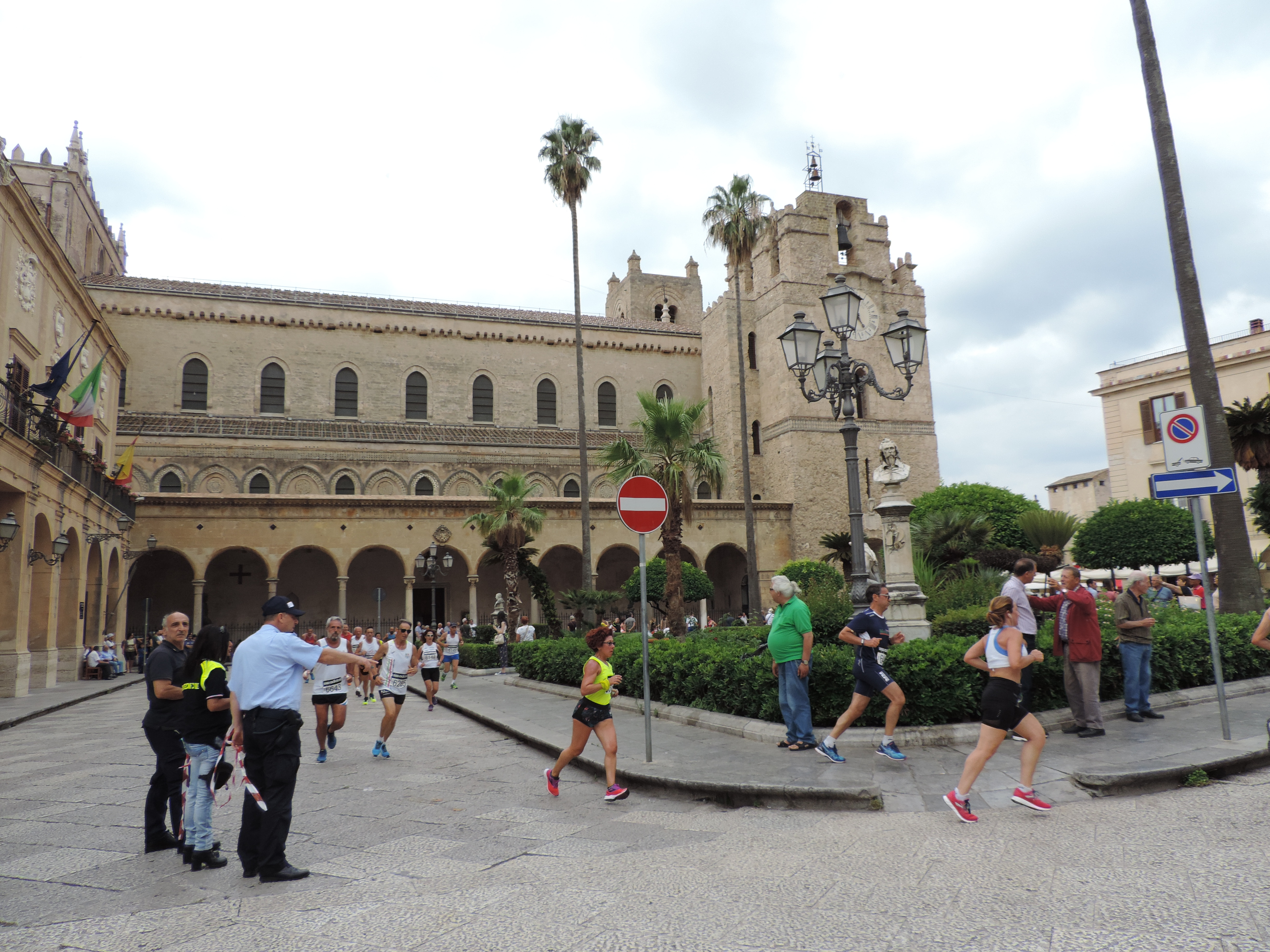 Zicht op kathedraal met joggers.