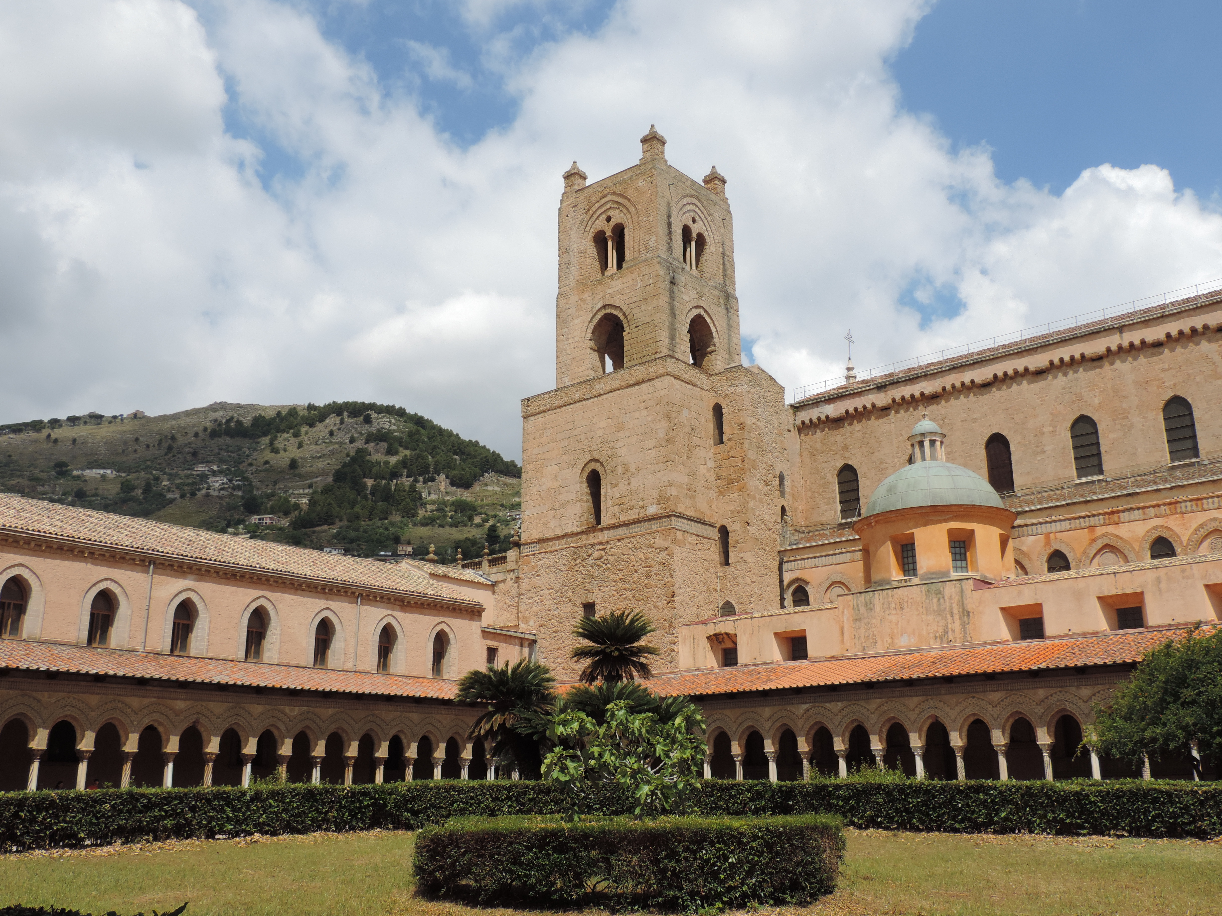 Klooster met toren en kloostergangen.