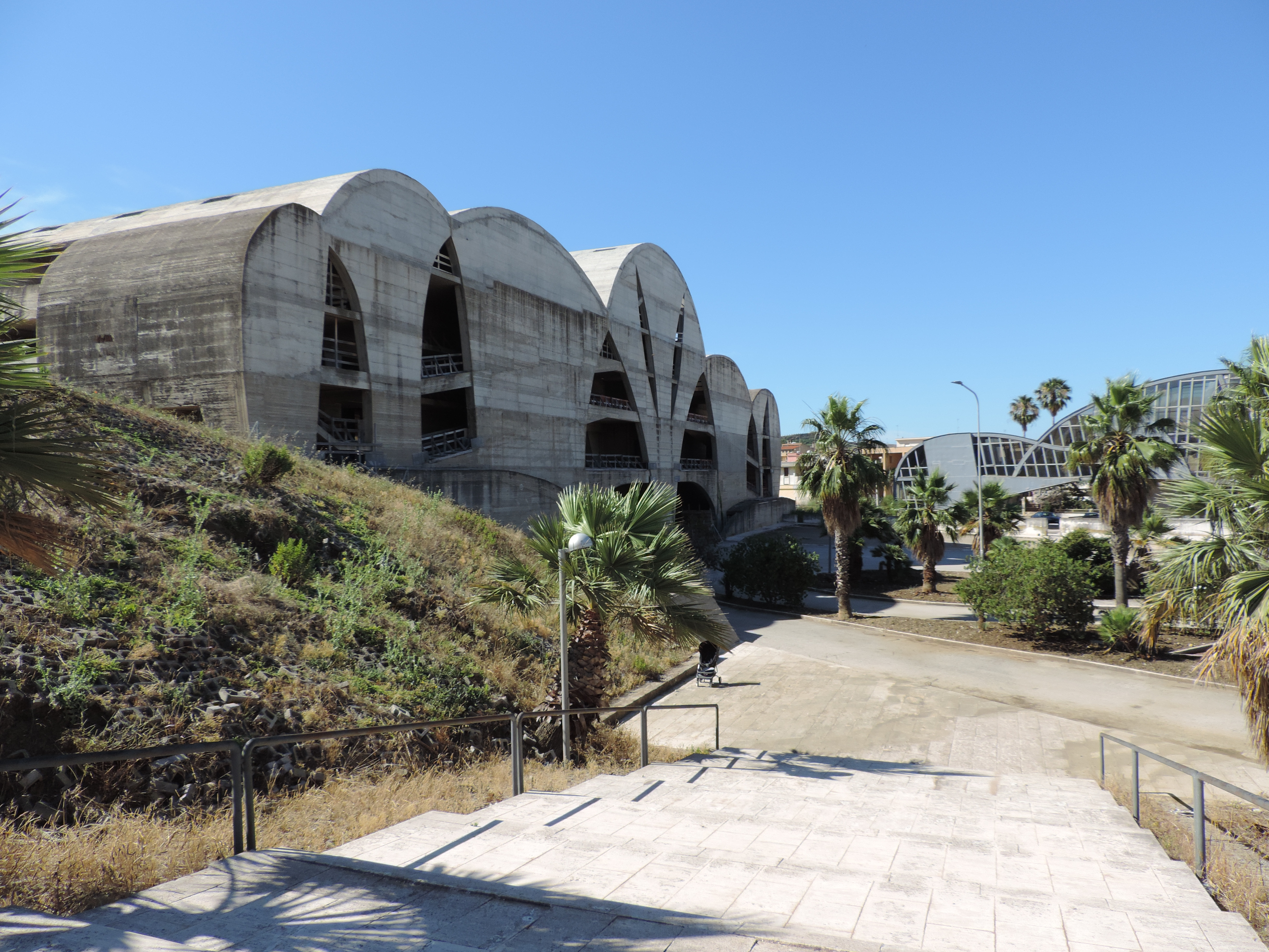 Moderne, boogvormige gebouwen.