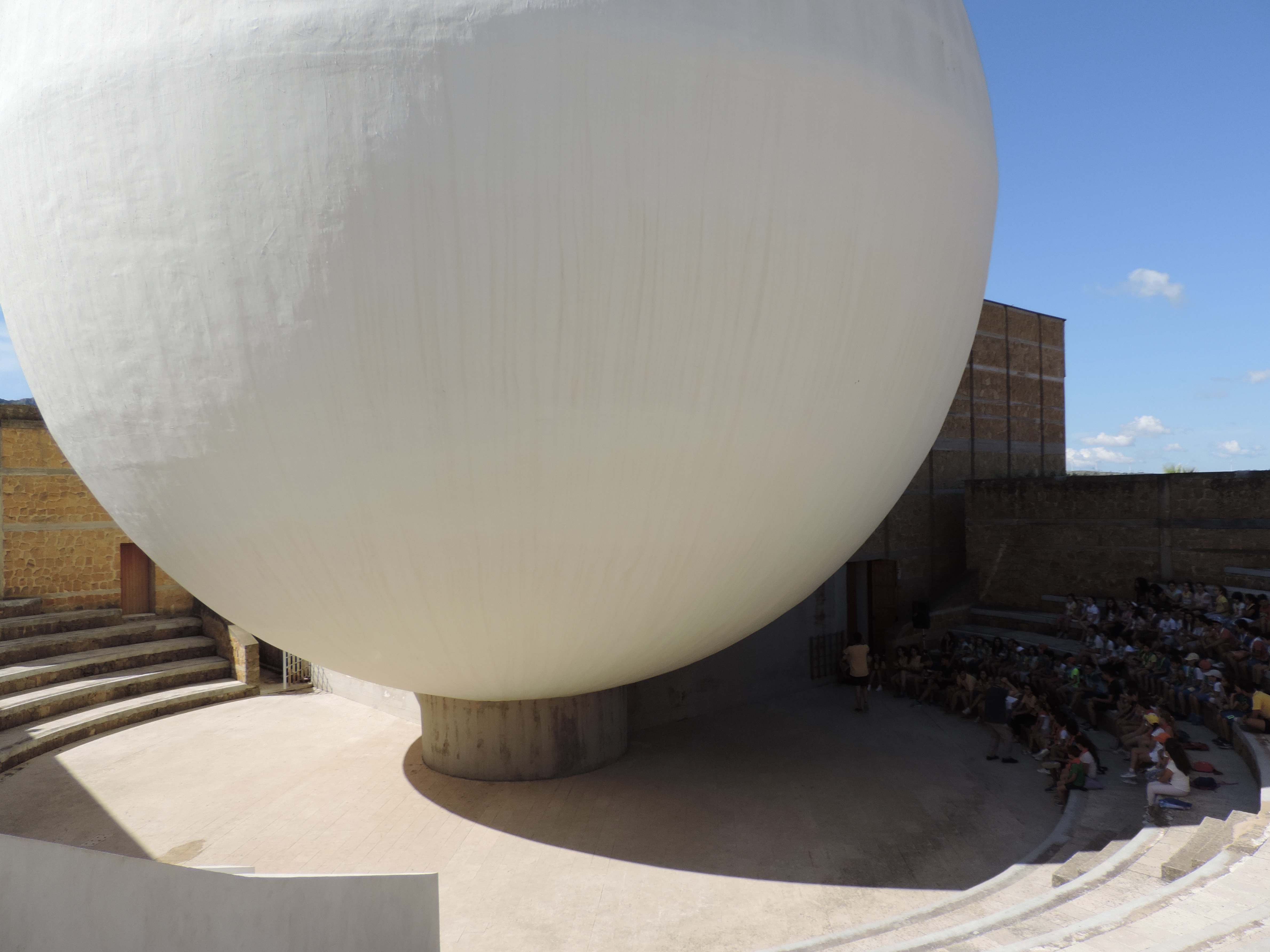 Grote witte bol deels in amfitheater.