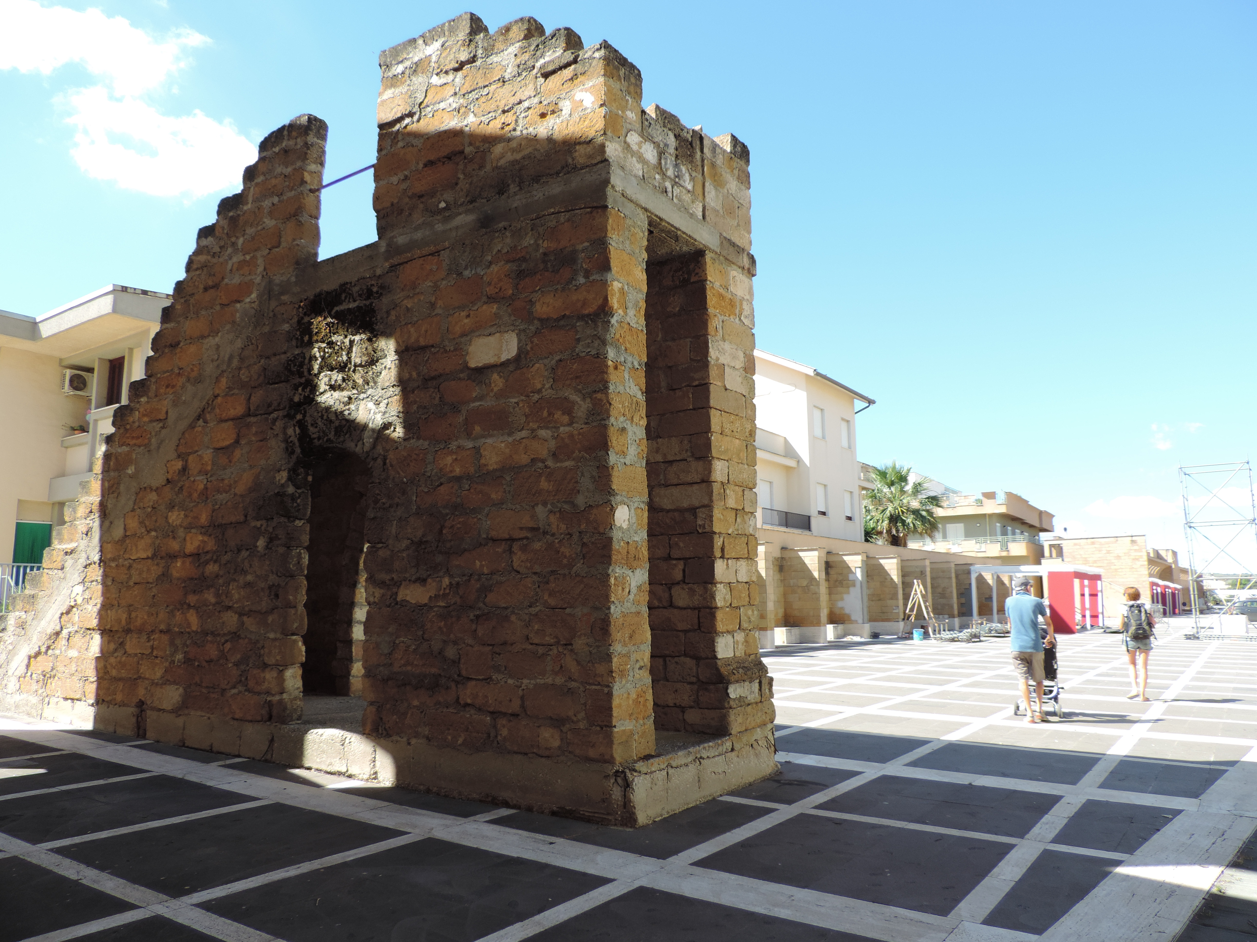 Oud stuk deuringang in moderne wijk.