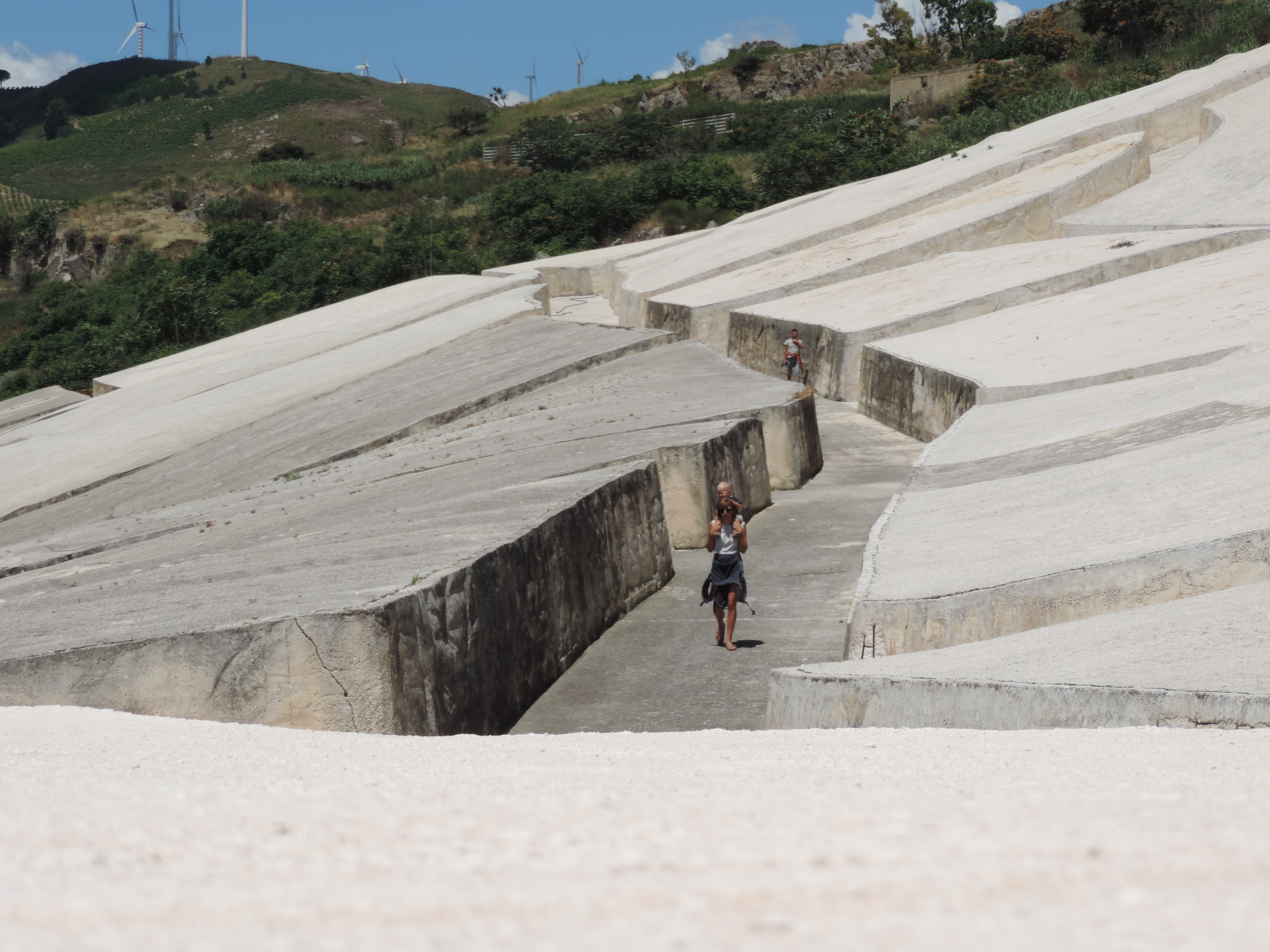 Smalle straten tussen grote betonnen blokken die vroegere huizen bedekken.
