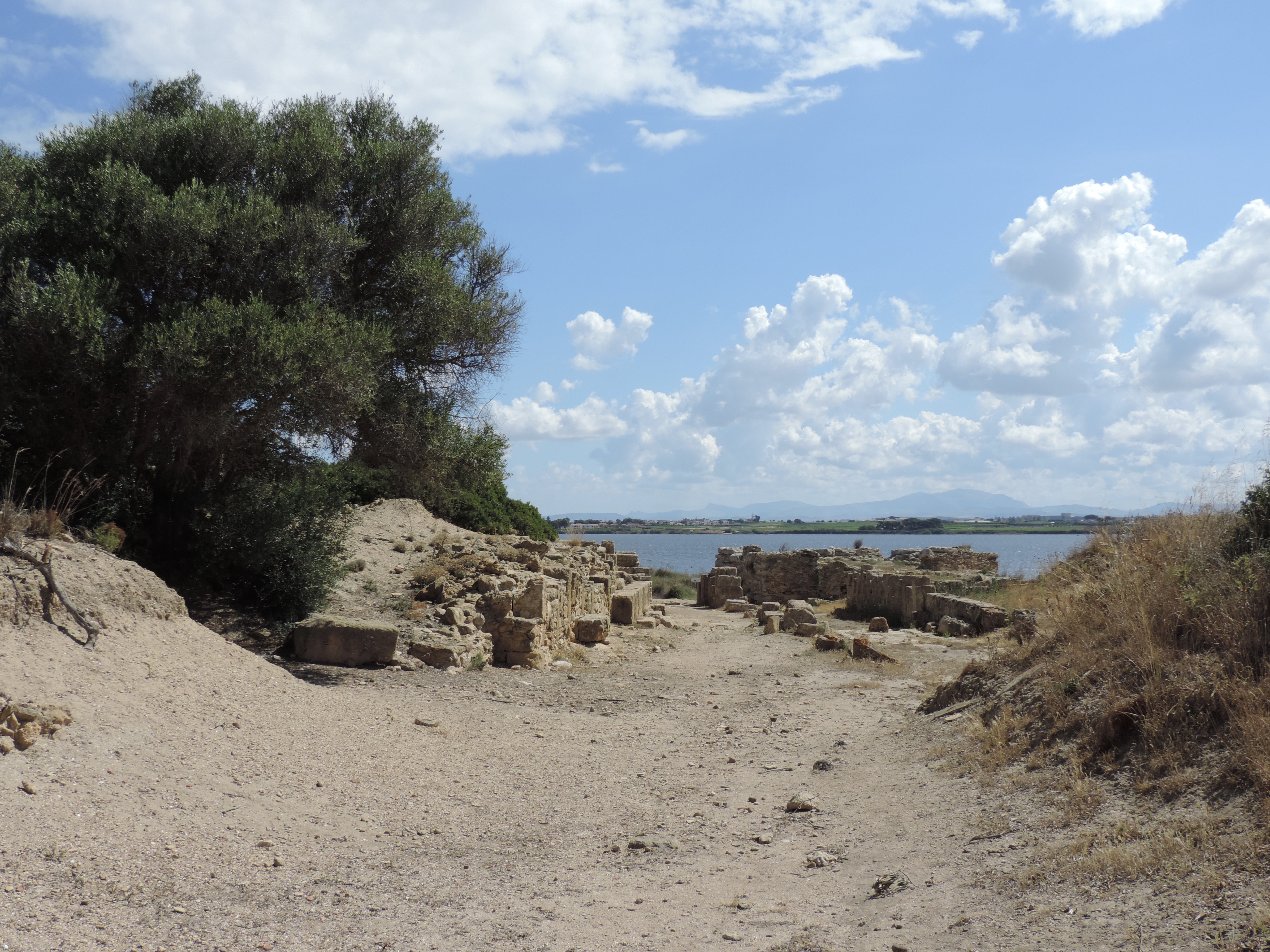 Weg die uitgeeft op strand en ruïnes.